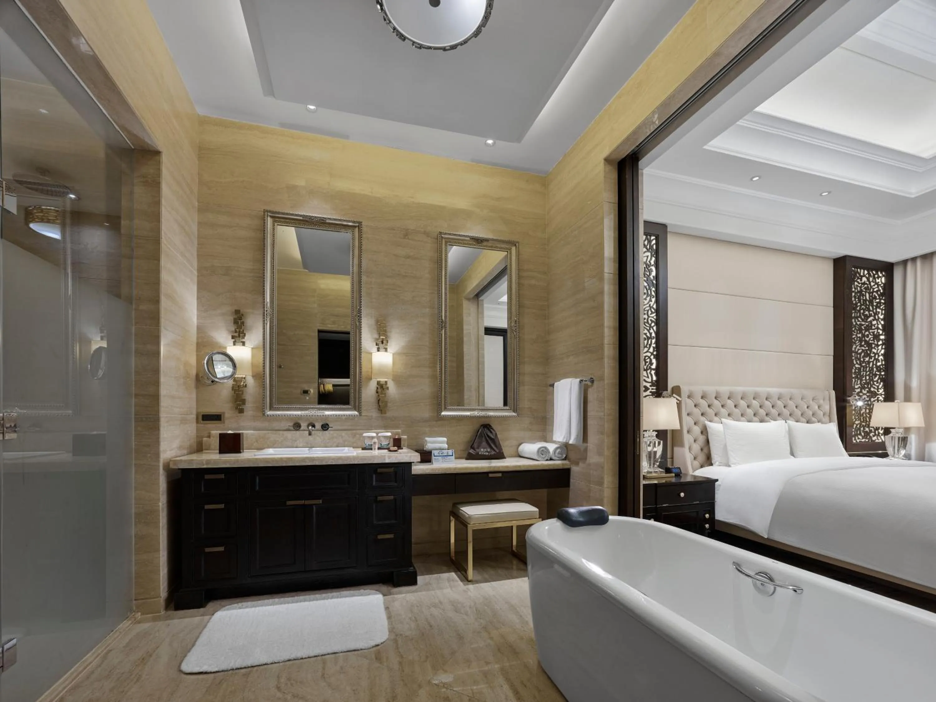 Bathroom, Bed in Hilton Haikou Meilan