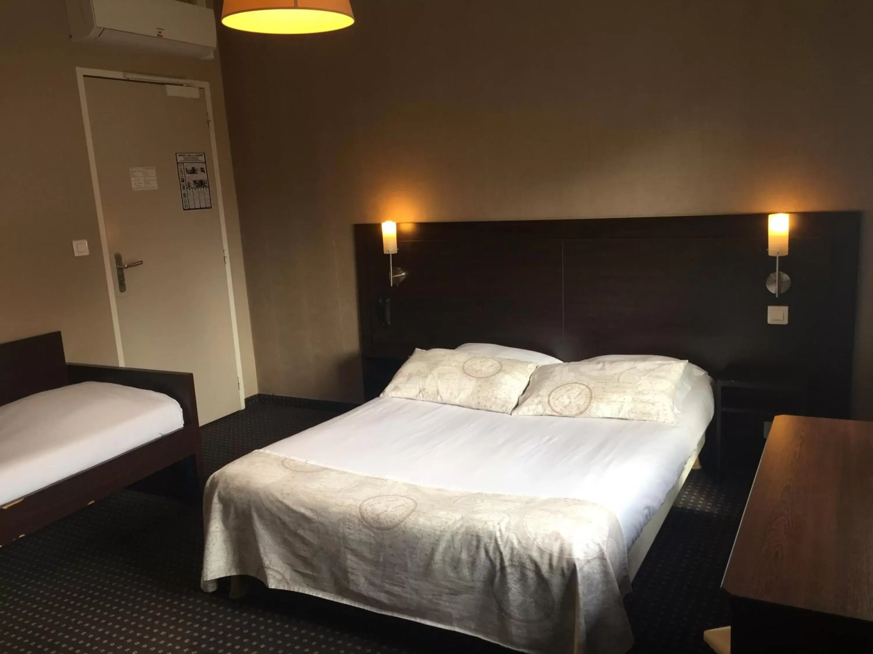 Bedroom, Bed in Hotel Restaurant Cousseau