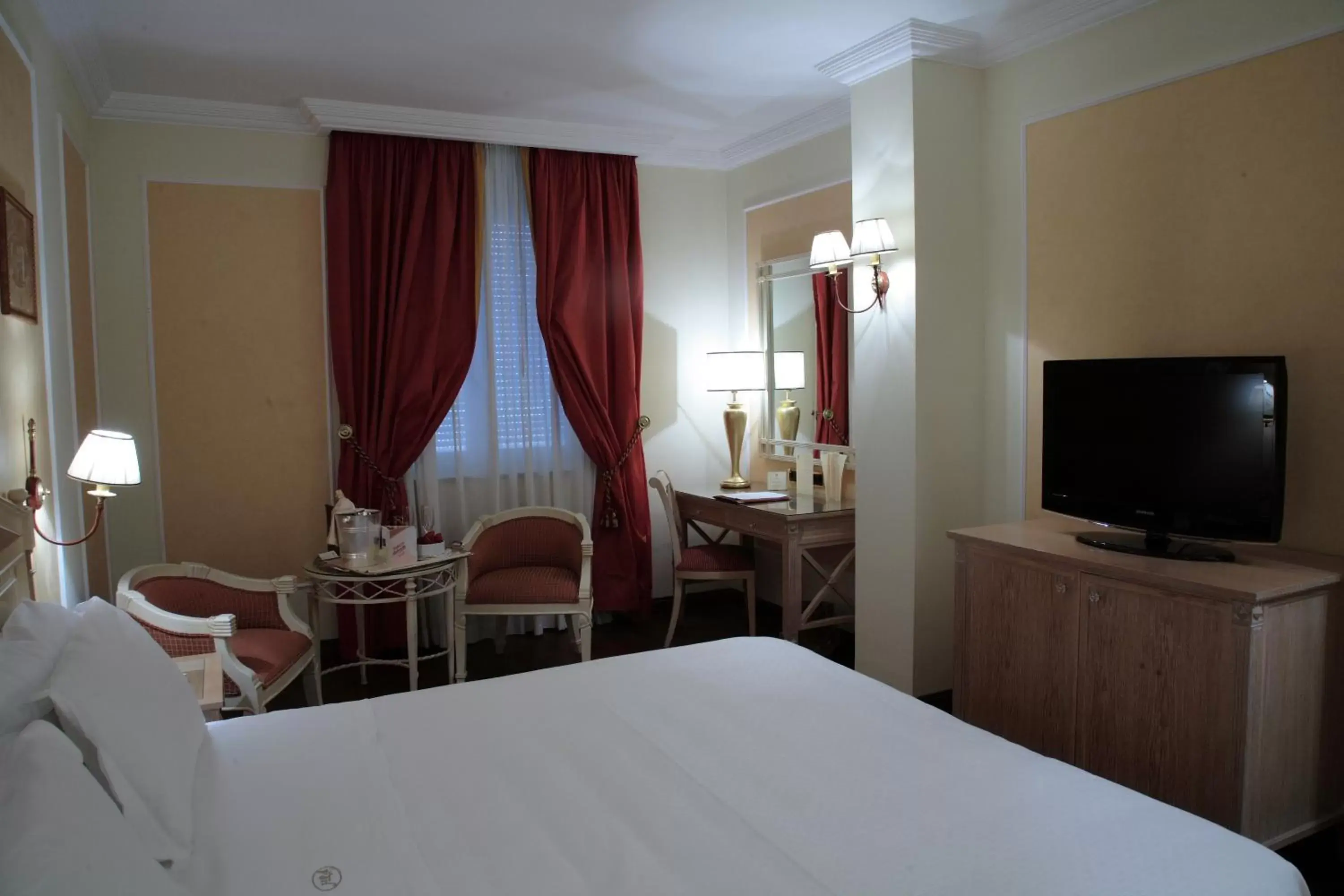 Bed, TV/Entertainment Center in Palazzo Alabardieri