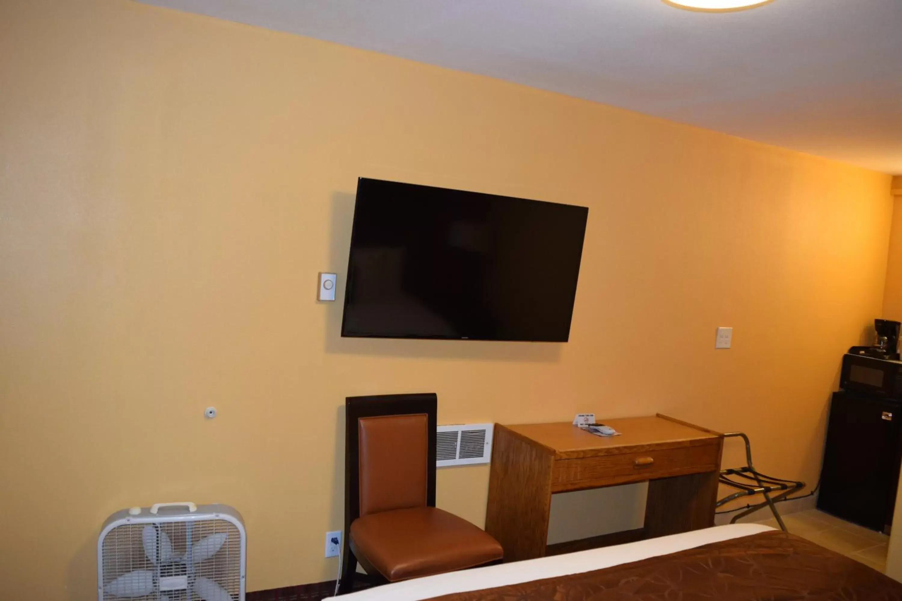 Bedroom, TV/Entertainment Center in Royal Victorian Motel