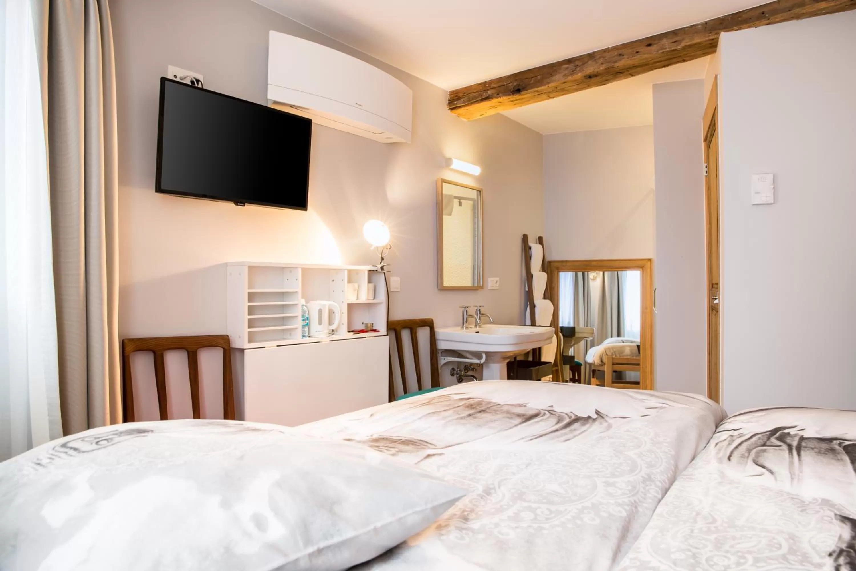 Photo of the whole room, Bed in BnB City