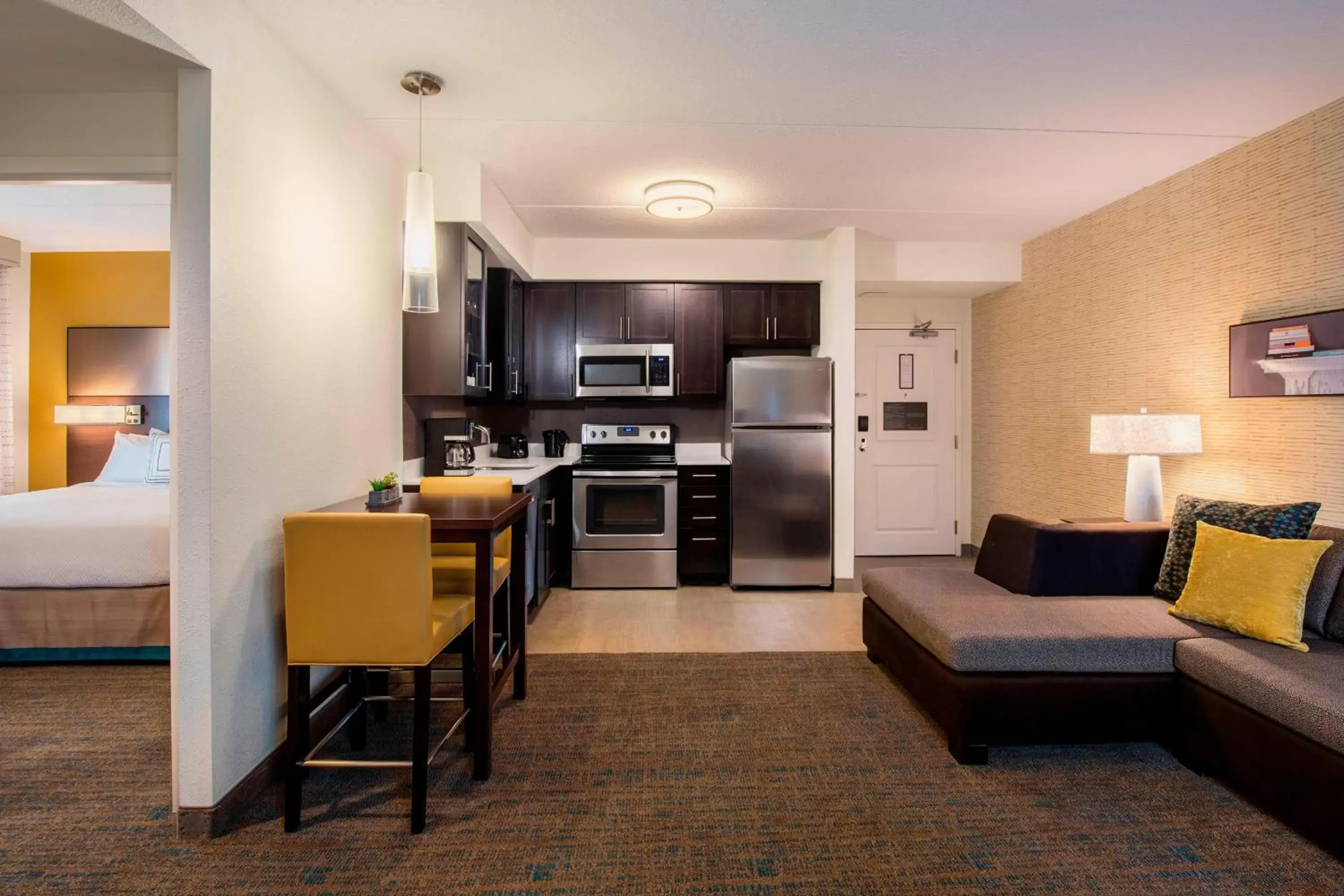 Bedroom, Kitchen/Kitchenette in Residence Inn by Marriott Regina