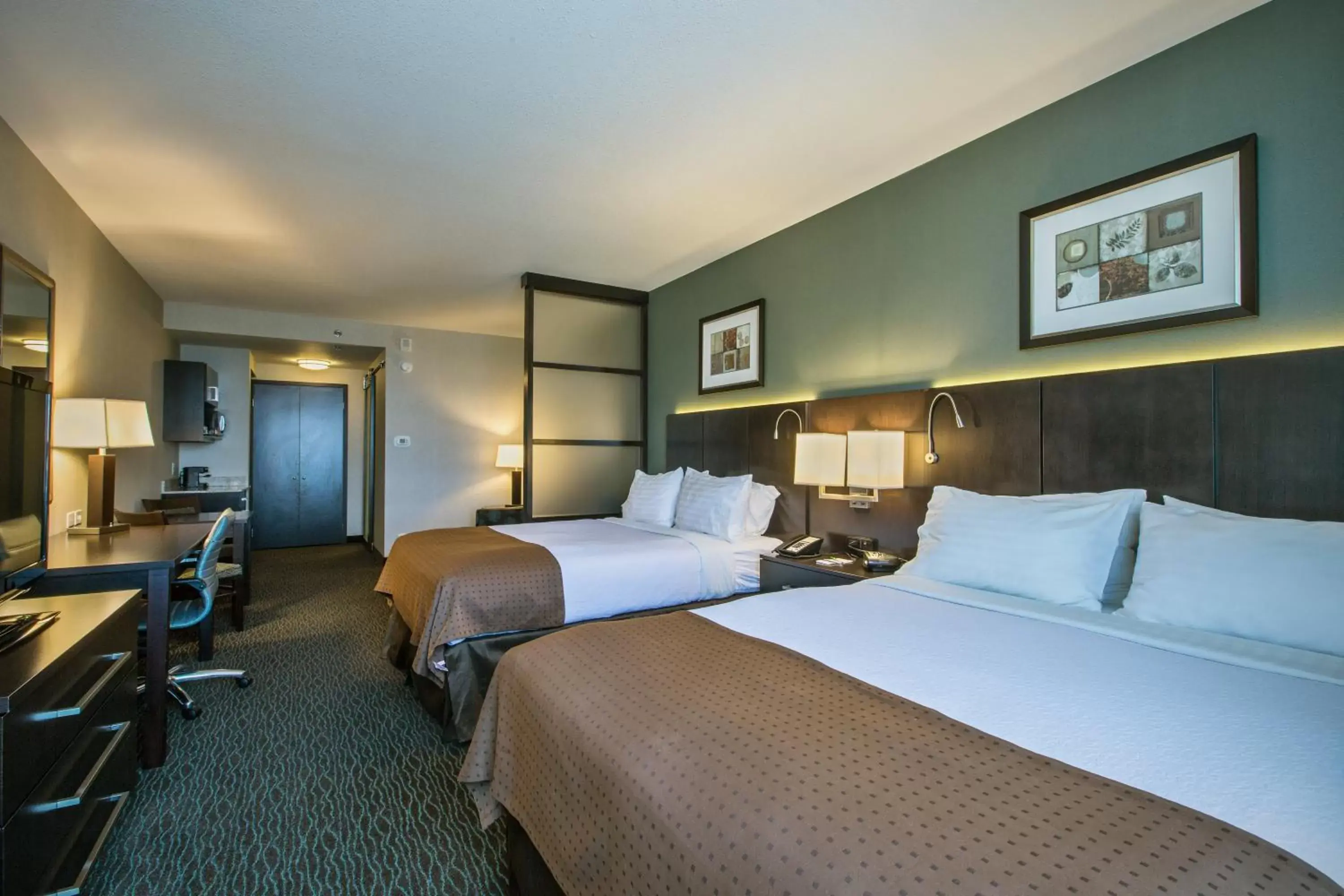 Photo of the whole room, Bed in Holiday Inn Saskatoon Downtown, an IHG Hotel