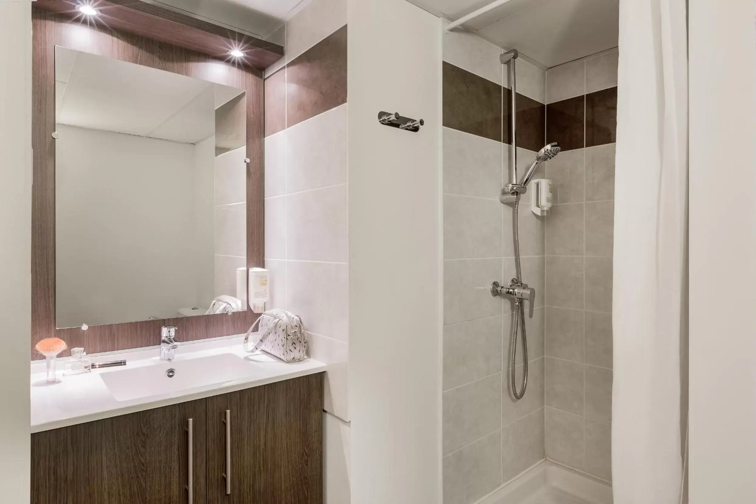 Bathroom in Aparthotel Adagio Access Nantes Viarme