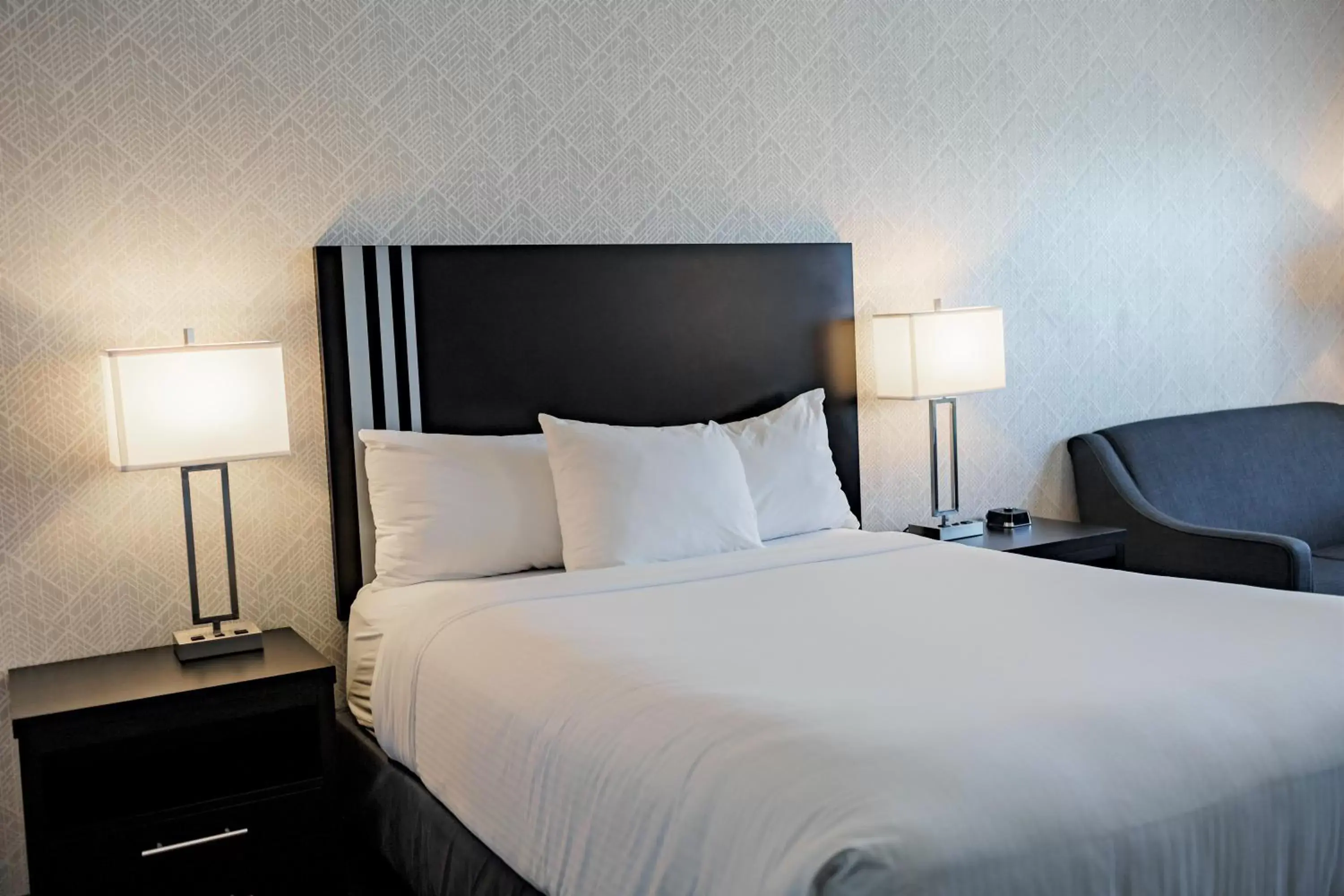 Bed in Park Inn by Radisson Leduc AB