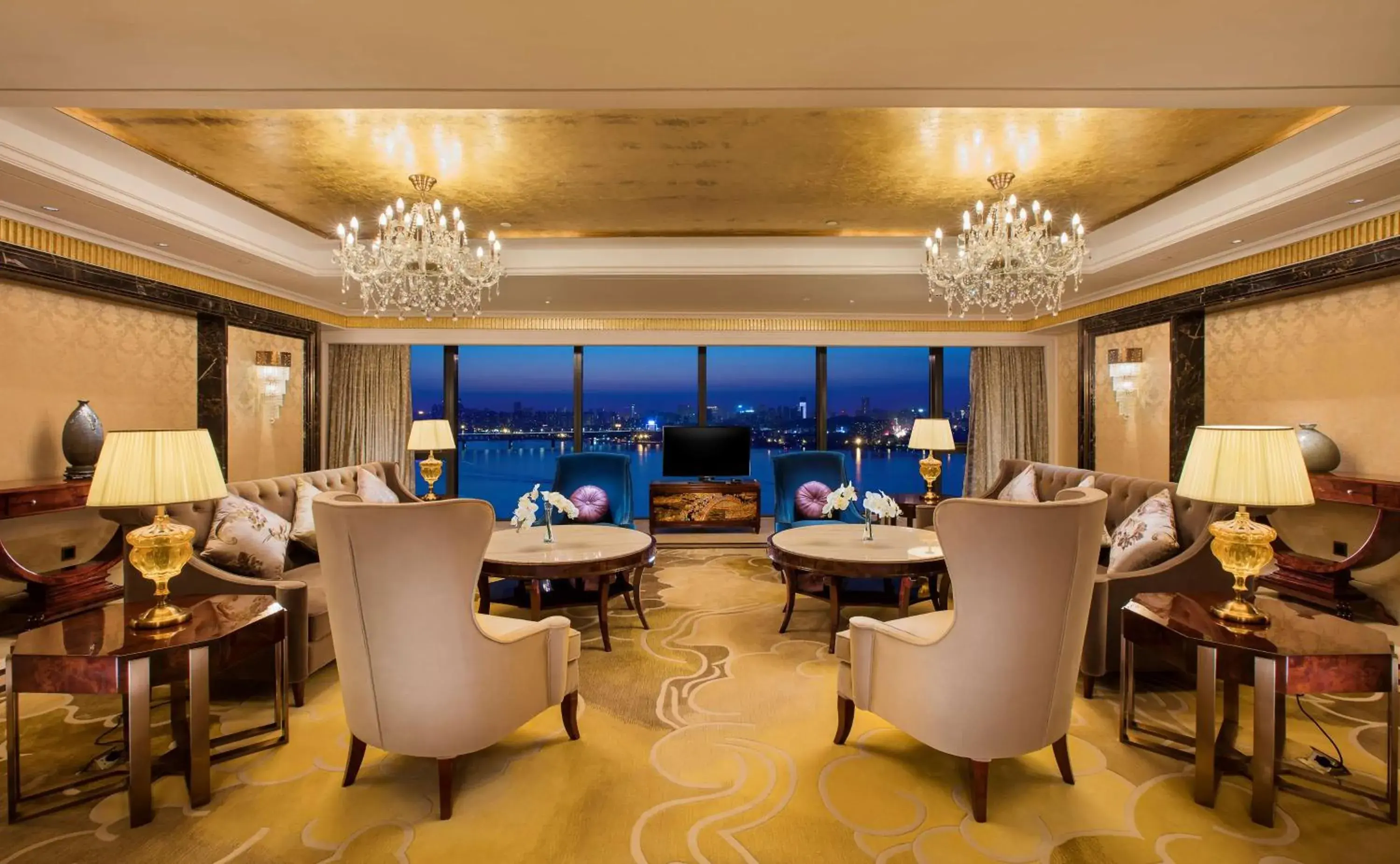 Bed, Restaurant/Places to Eat in Hilton Wuhan Riverside