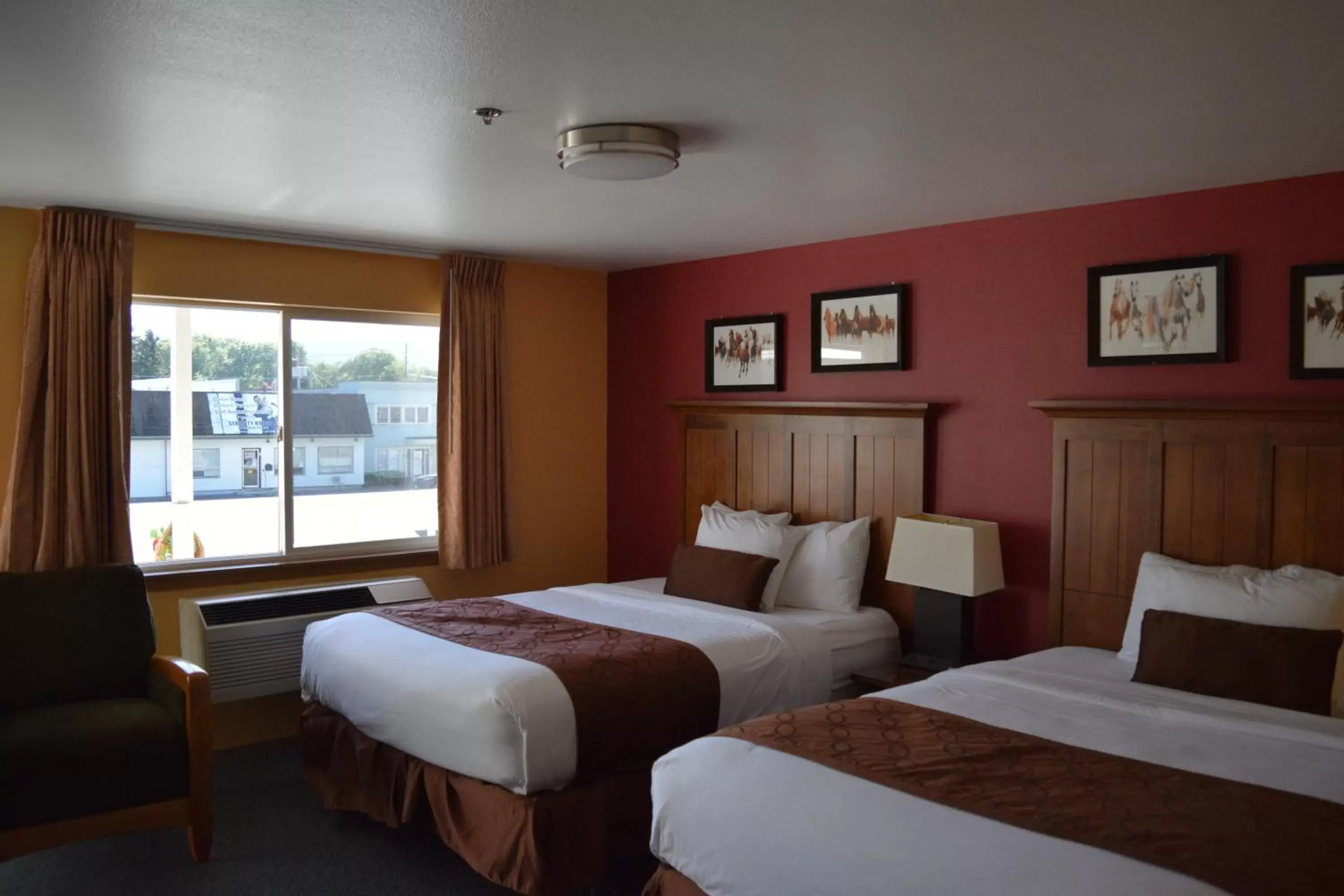 Bedroom, Bed in Royal Victorian Motel