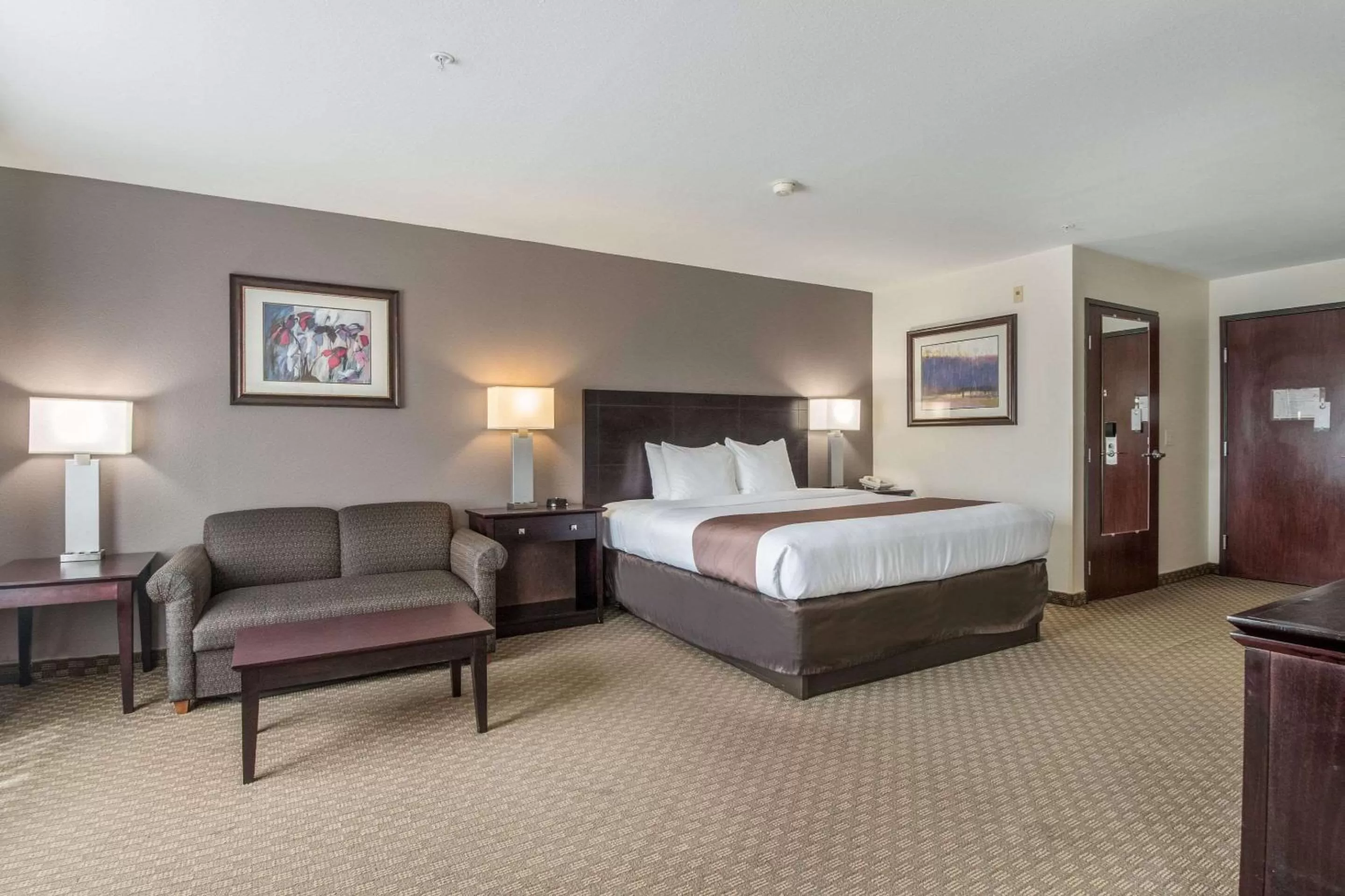 Photo of the whole room in Quality Inn