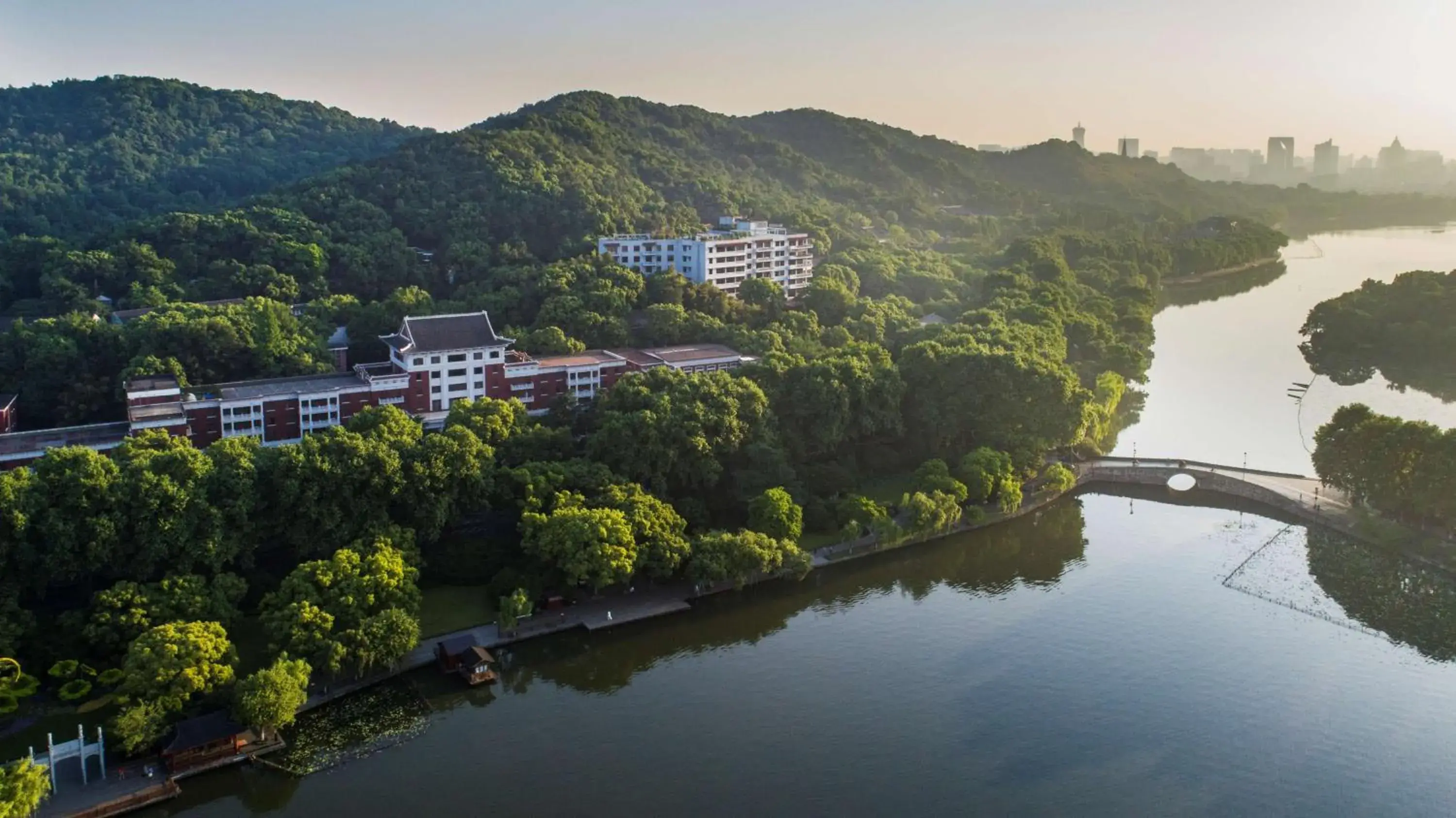 Property building, Bird's-eye View in Shangri-La Hotel, Hangzhou