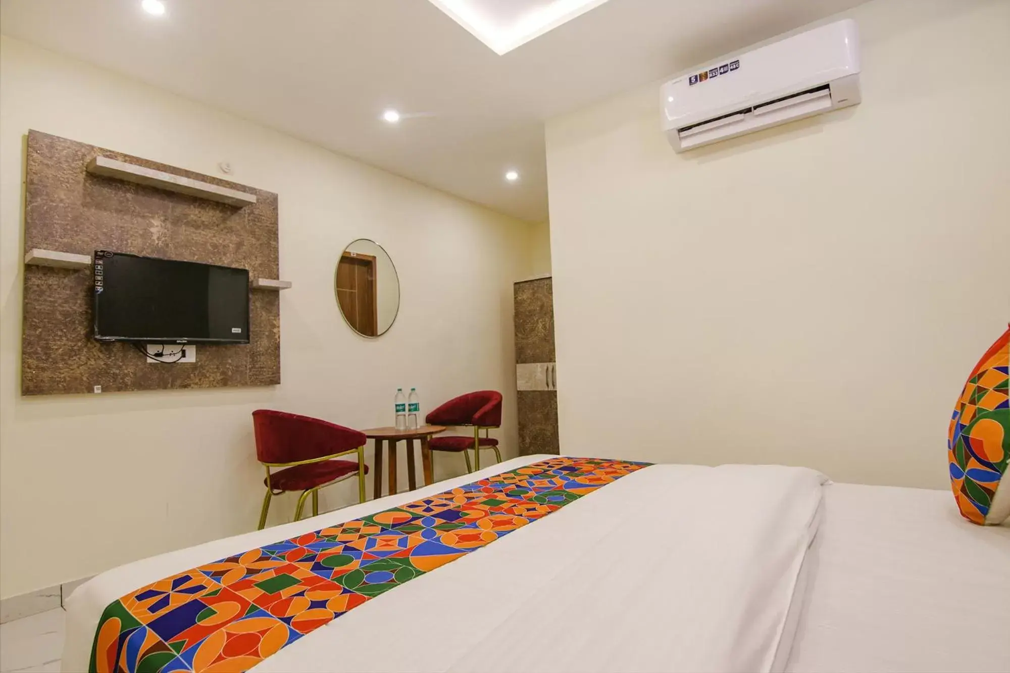 Communal lounge/ TV room, Bed in FabHotel Meridian Inn Communal lounge/ TV room, Bed in FabHotel Meridian Inn