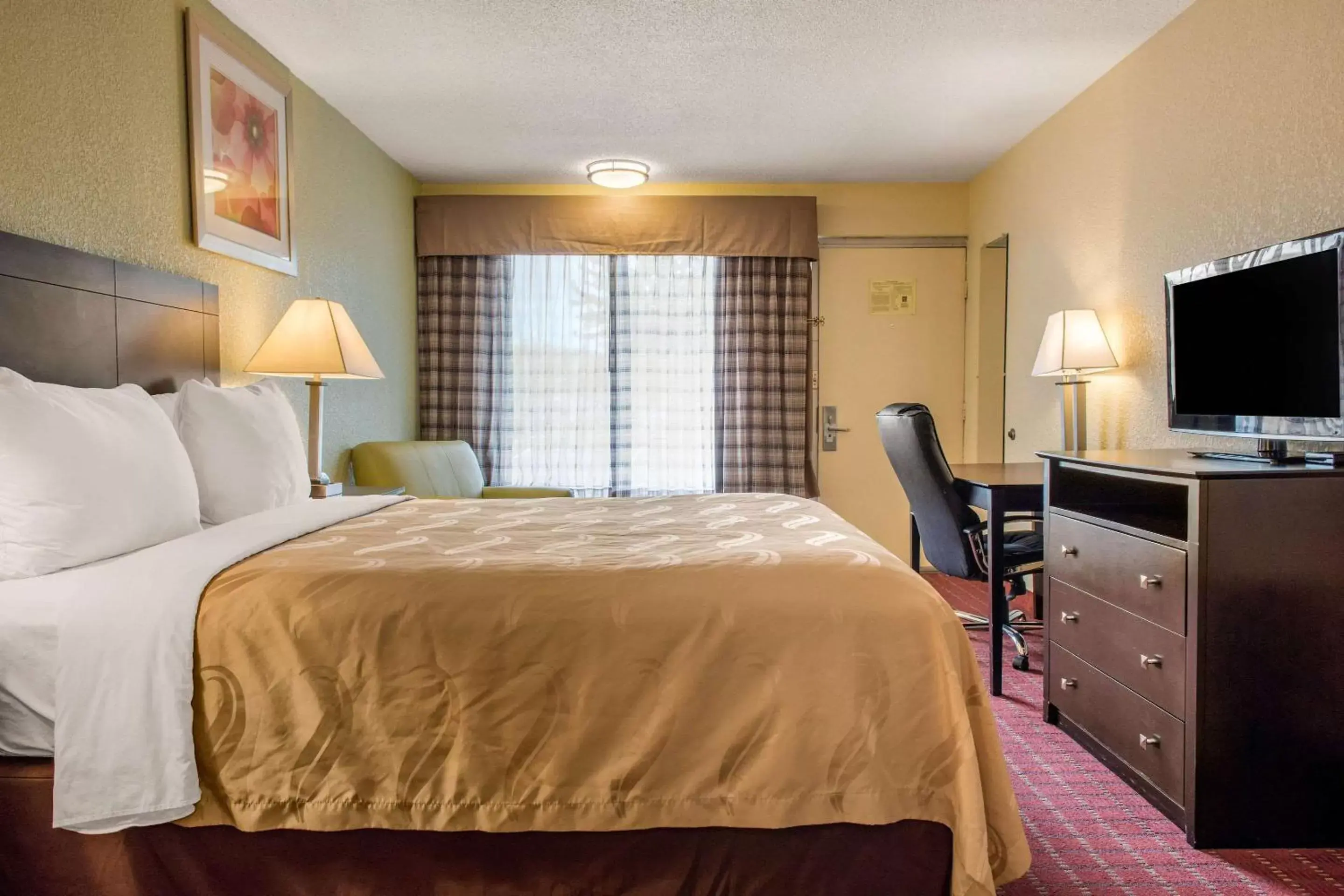 Photo of the whole room, Bed in Quality Inn Huntingburg