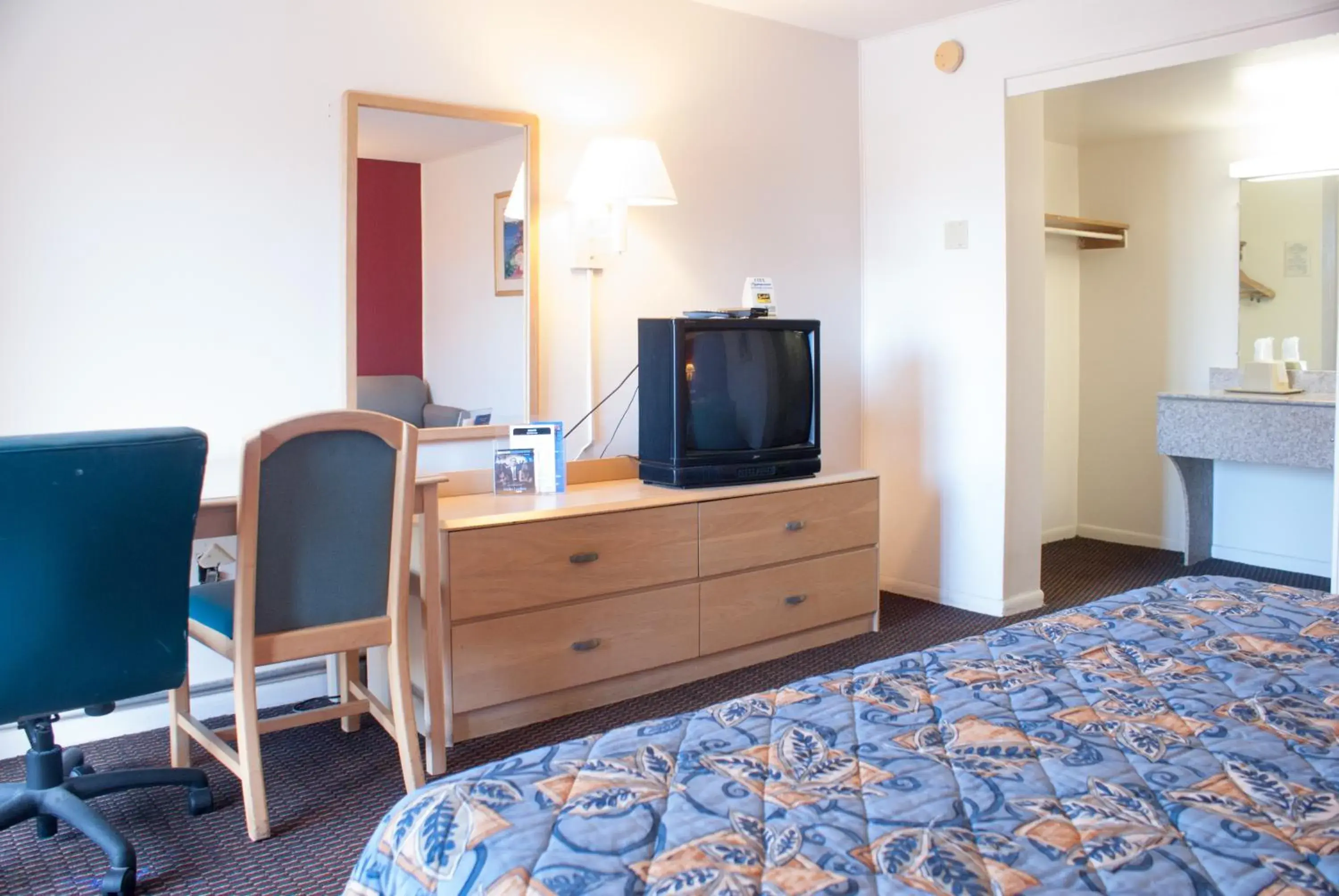 Decorative detail, Bed in Scottish Inn Downtown Jacksonville Decorative detail, Bed in Scottish Inn Downtown Jacksonville