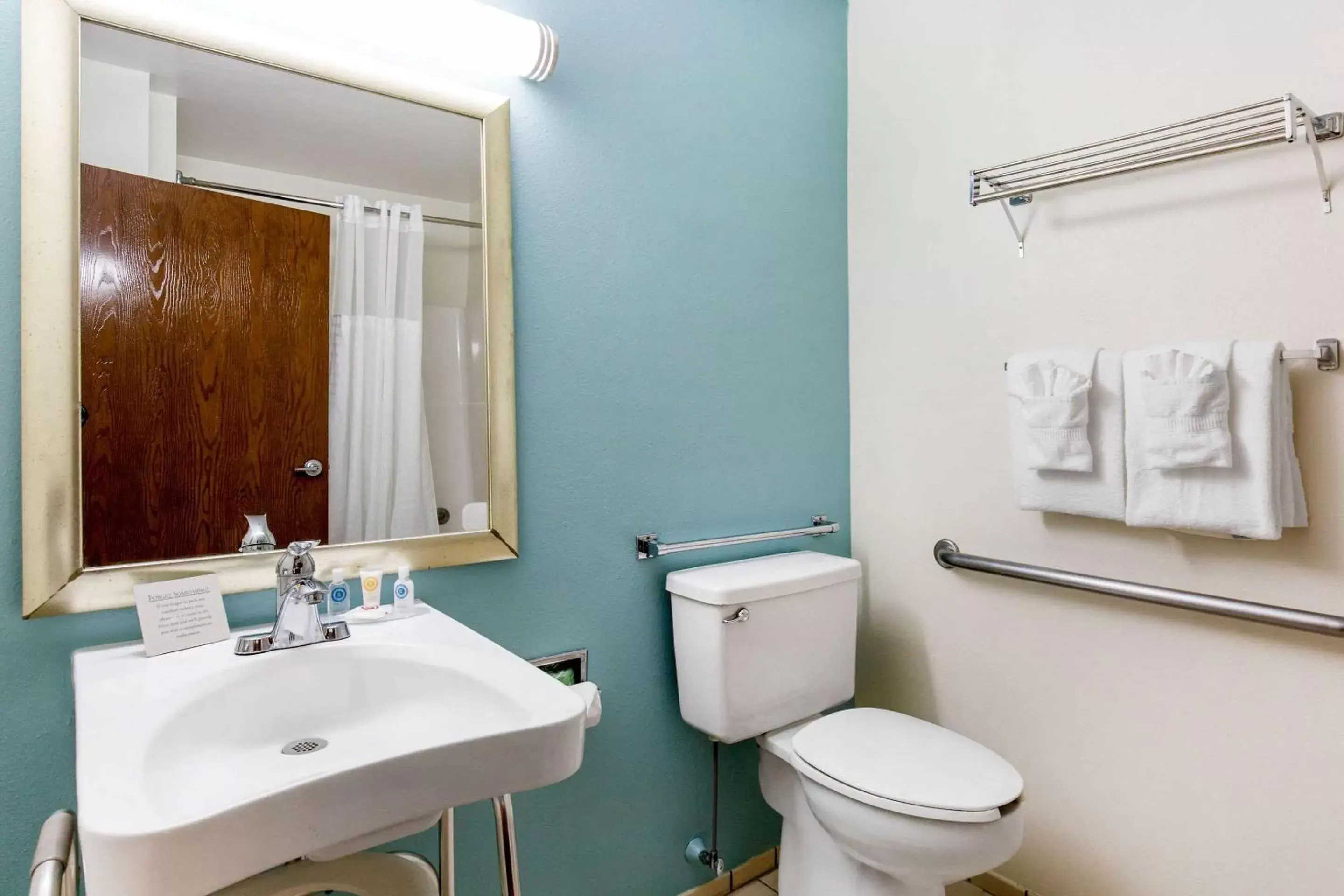 Photo of the whole room, Bathroom in Quality Inn Stephens City-Winchester South