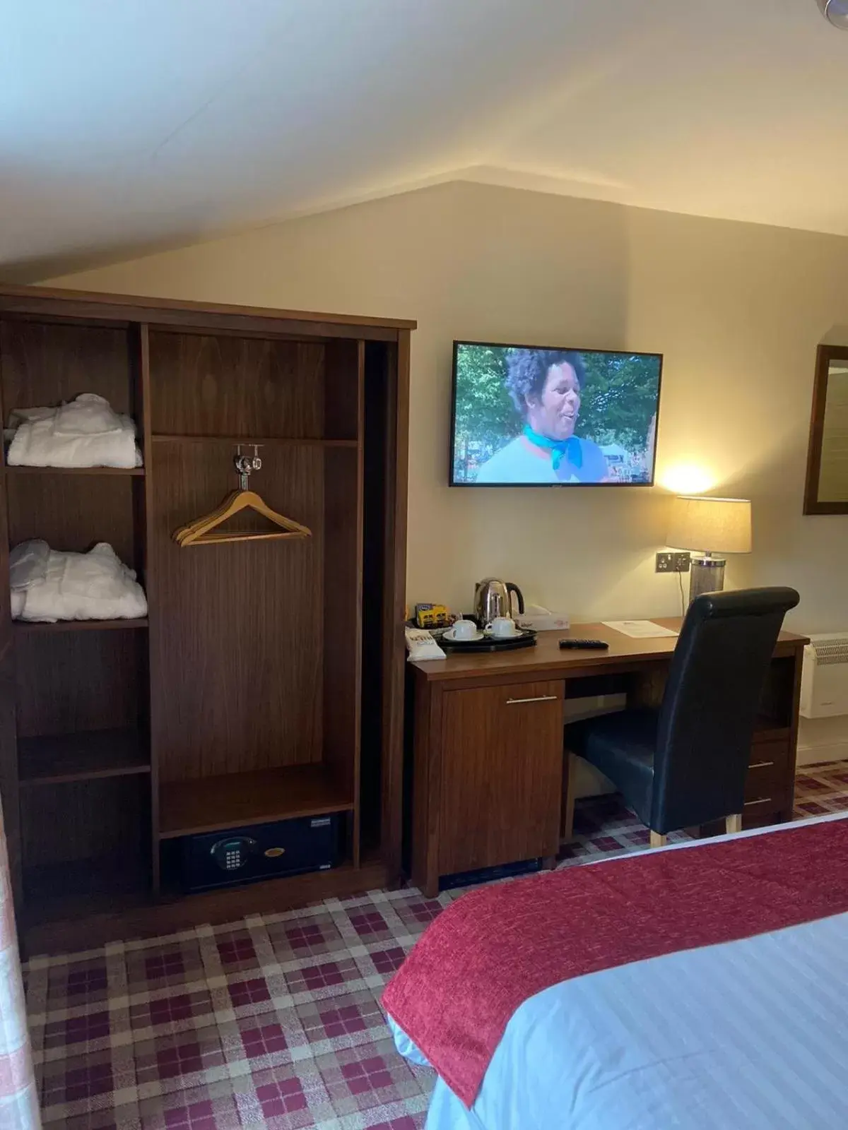 TV and multimedia, TV/Entertainment Center in Scone Arms Hotel