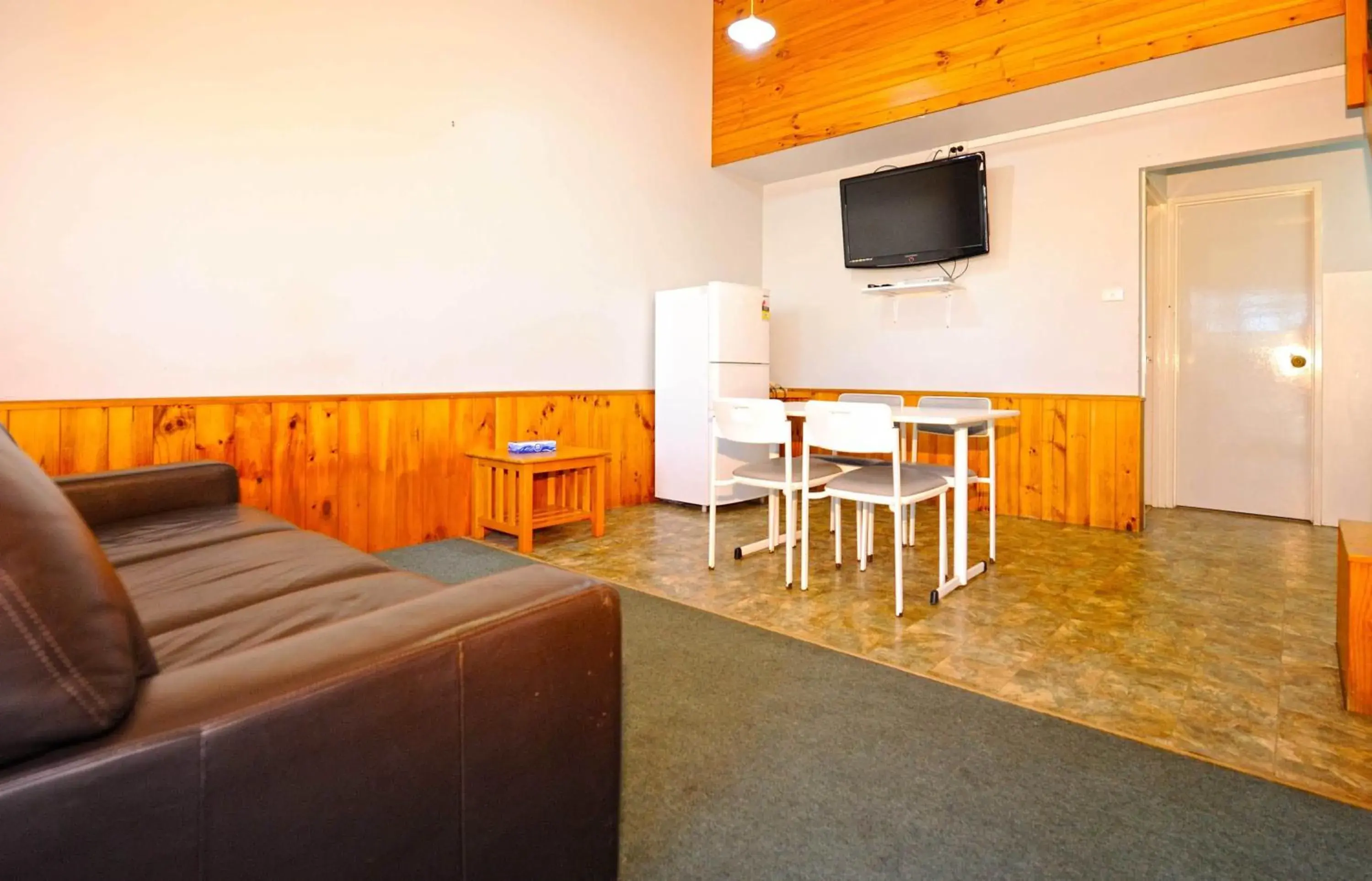 Dining area, TV/Entertainment Center in Abrolhos Reef Lodge