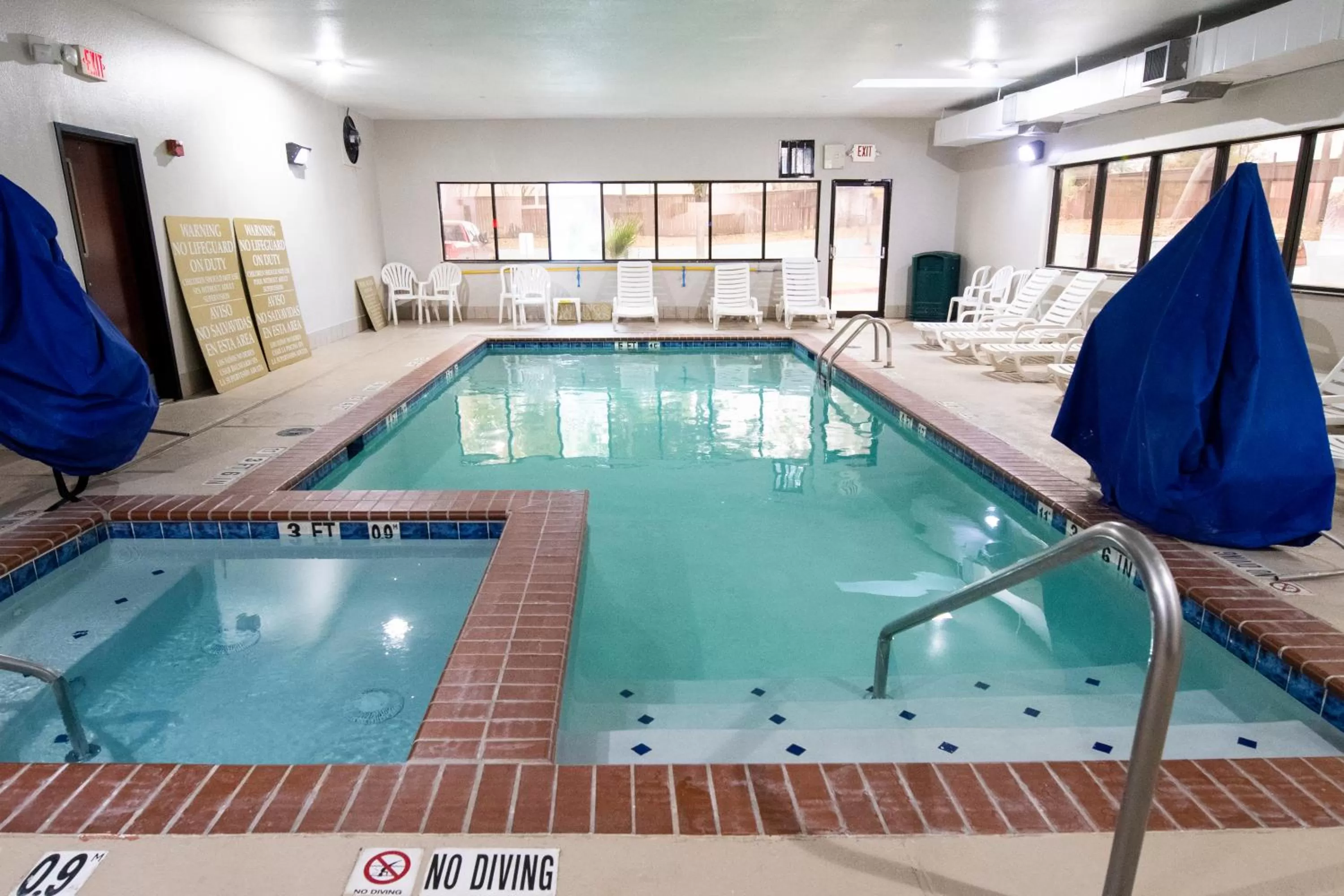 Swimming pool in Comfort Inn & Suites Near Medical Center