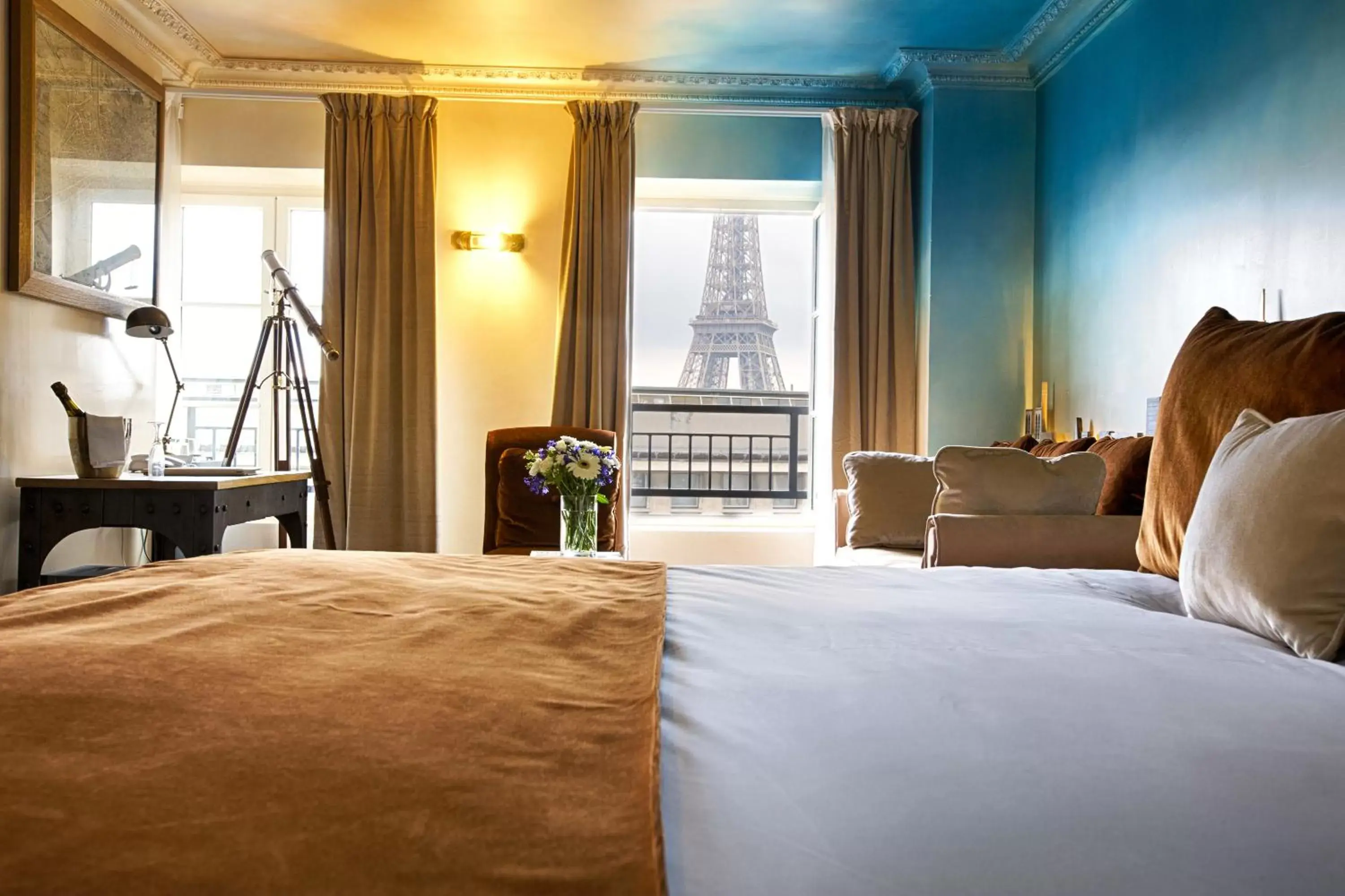Bed in Eiffel Trocadéro