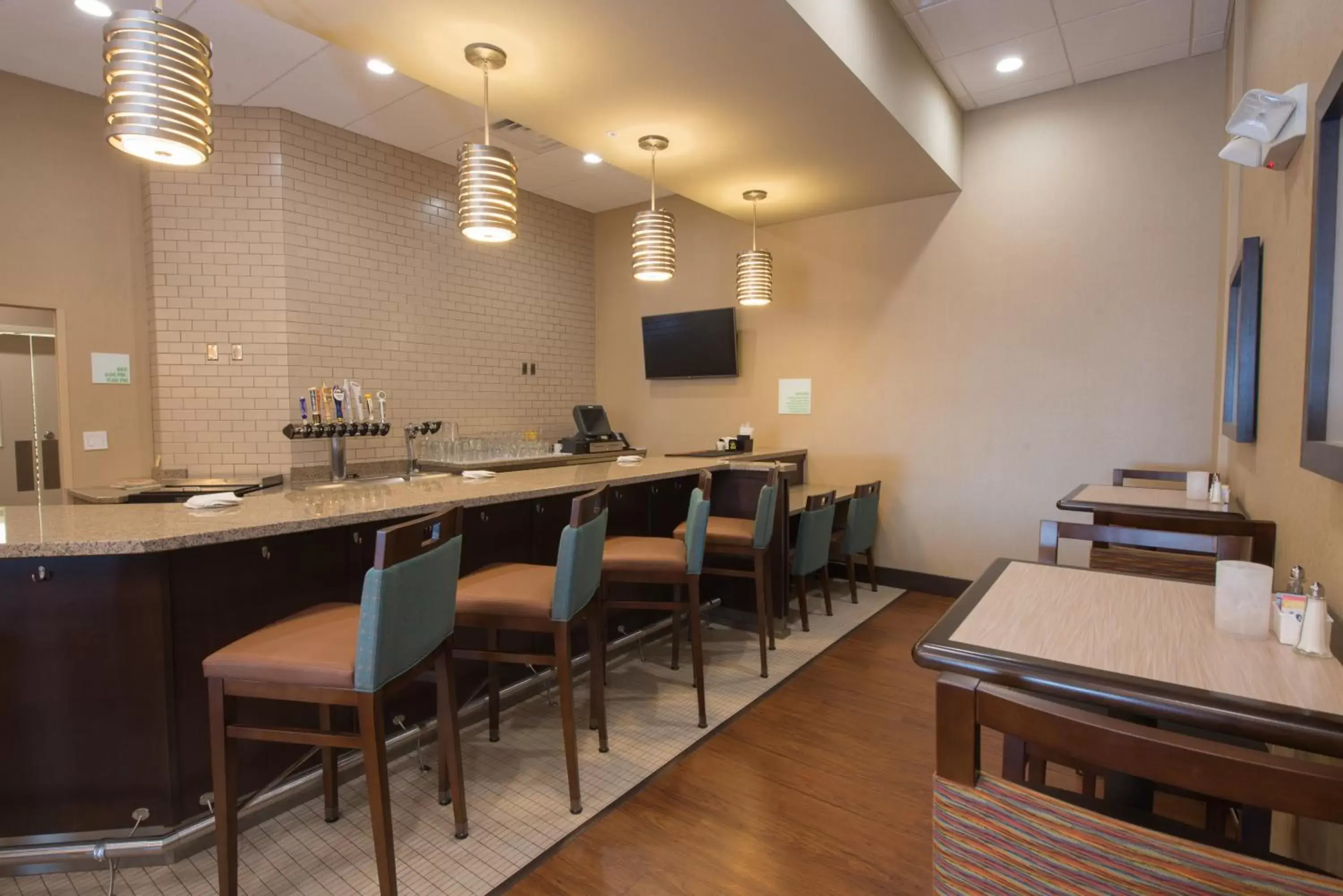 Lounge or bar, Restaurant/Places to Eat in Holiday Inn Bismarck, an IHG Hotel