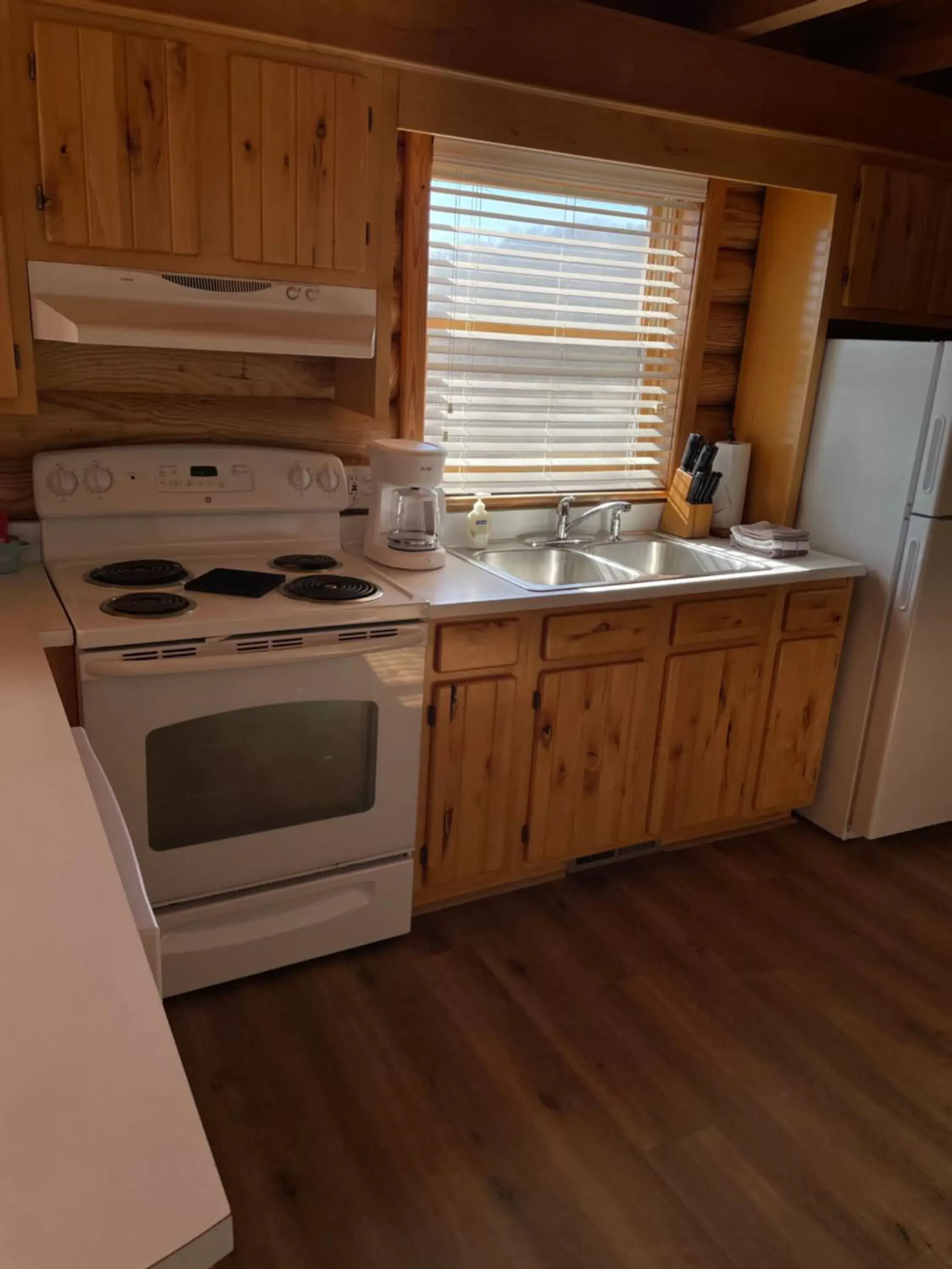 Kitchen or kitchenette, Kitchen/Kitchenette in Crown Lake Resort & RV