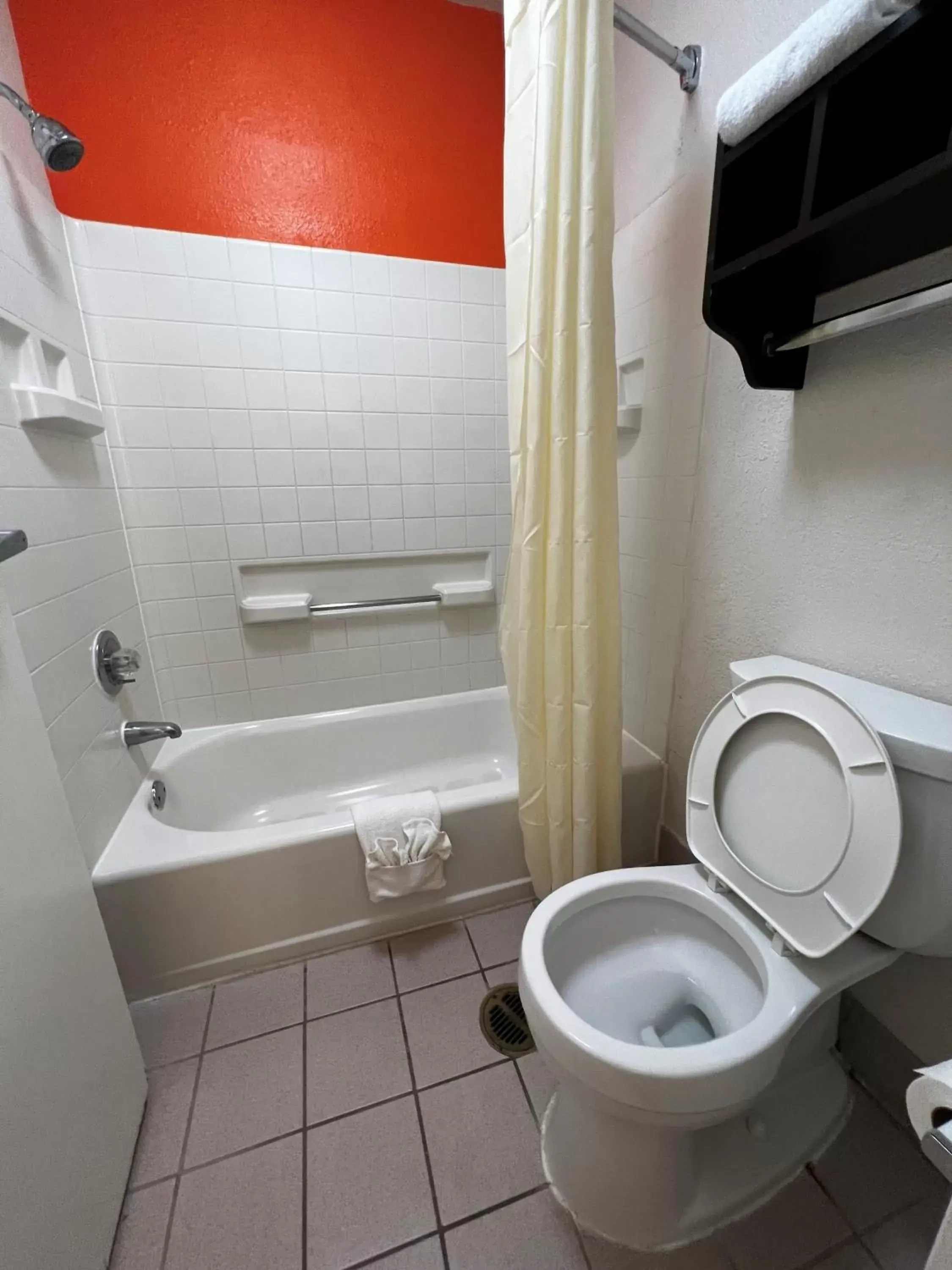 Shower, Bathroom in Howard Johnson Houston Heights - Downtown