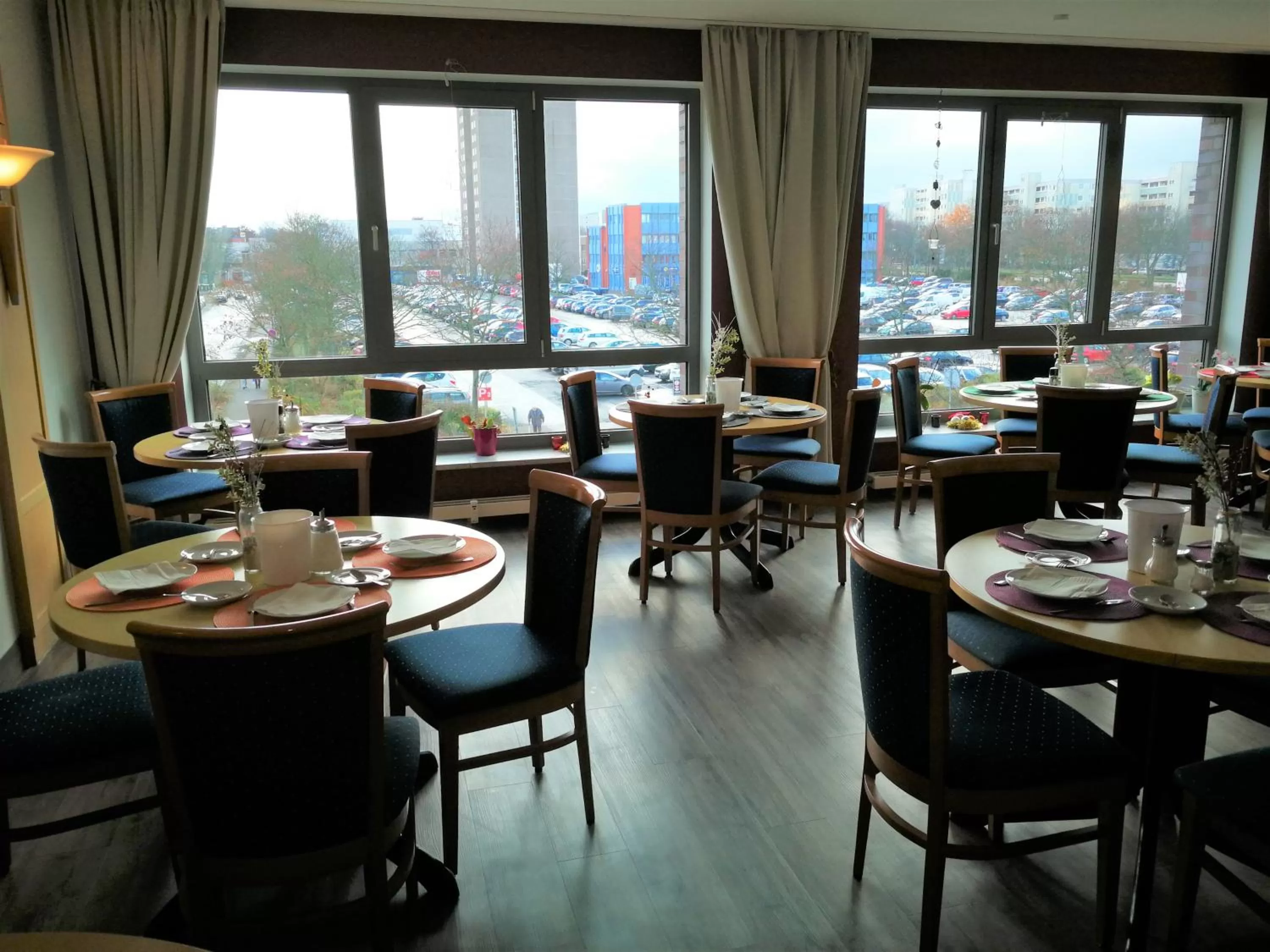 Restaurant/places to eat in Hotel NEAR BY