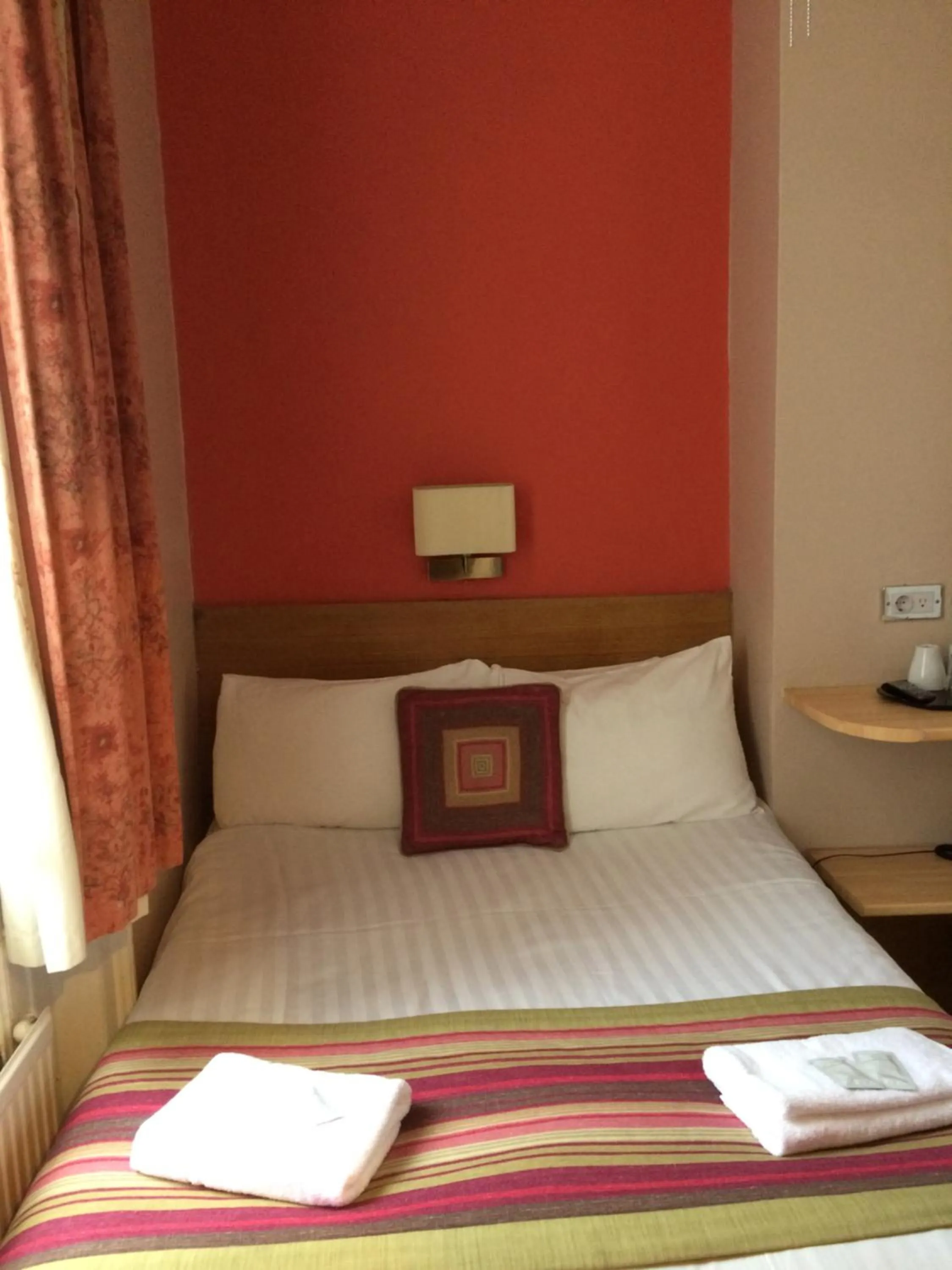 Bed in The Grapevine Hotel
