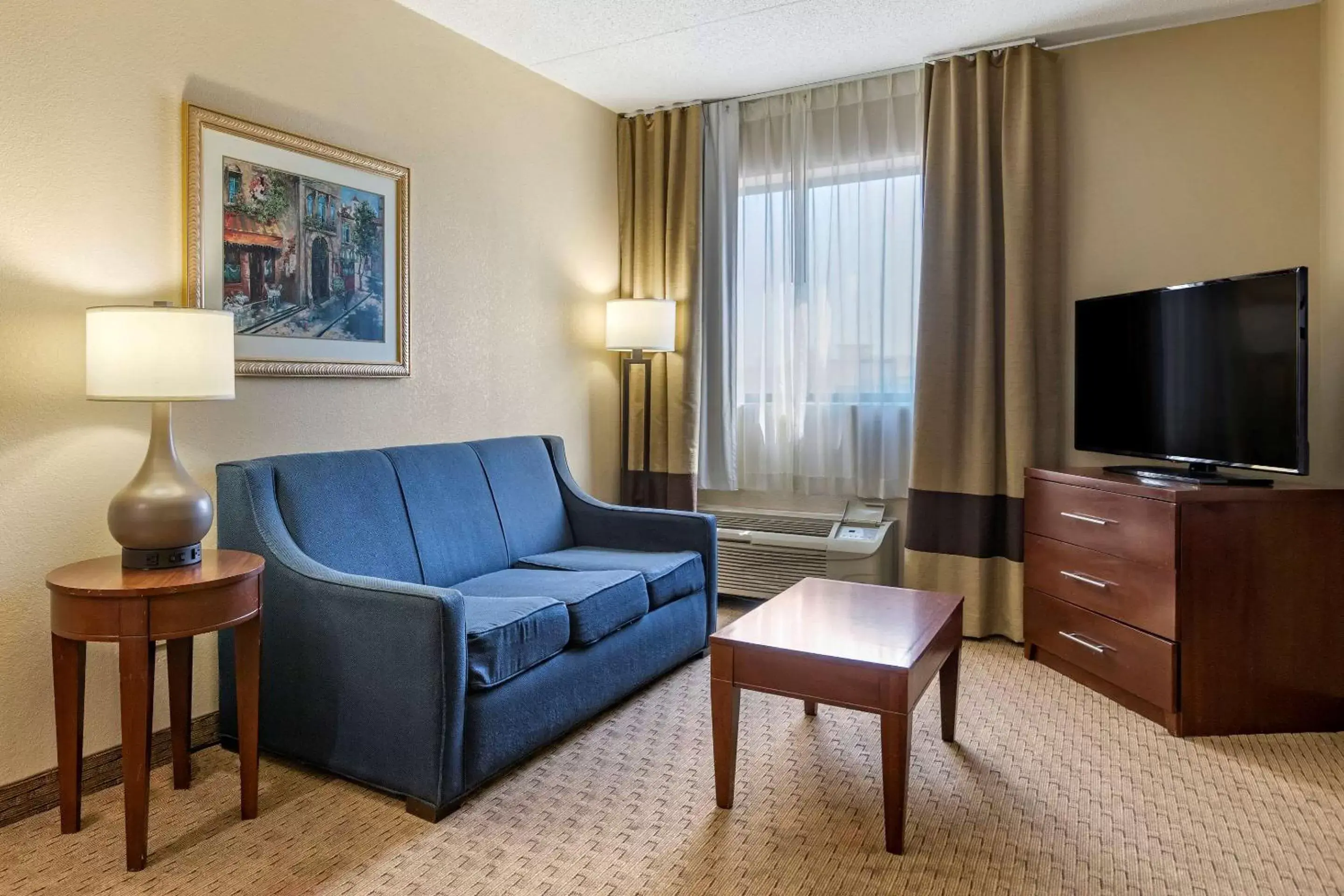 Photo of the whole room, Seating Area in Comfort Inn Warren