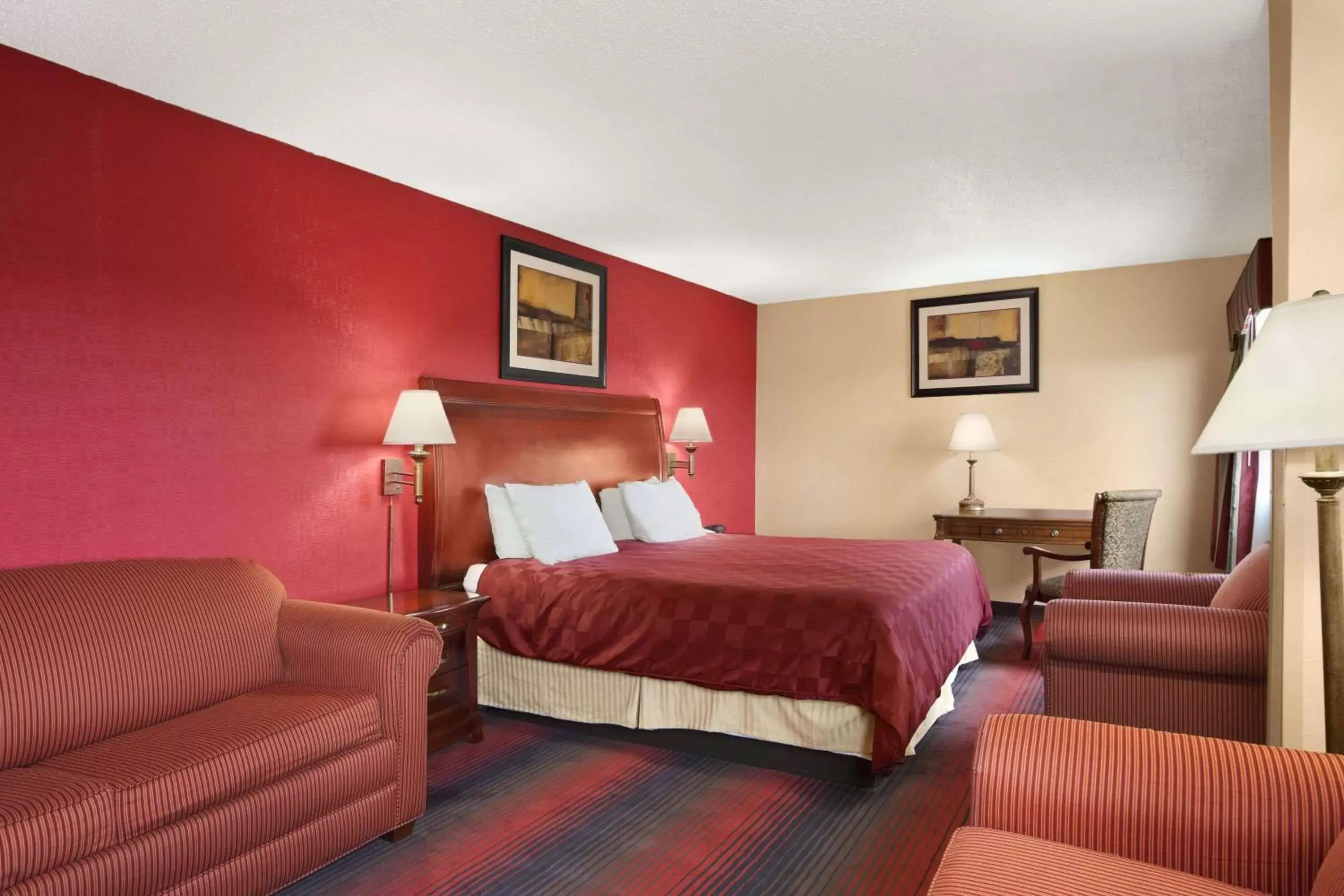 Photo of the whole room, Bed in Ramada by Wyndham East Orange
