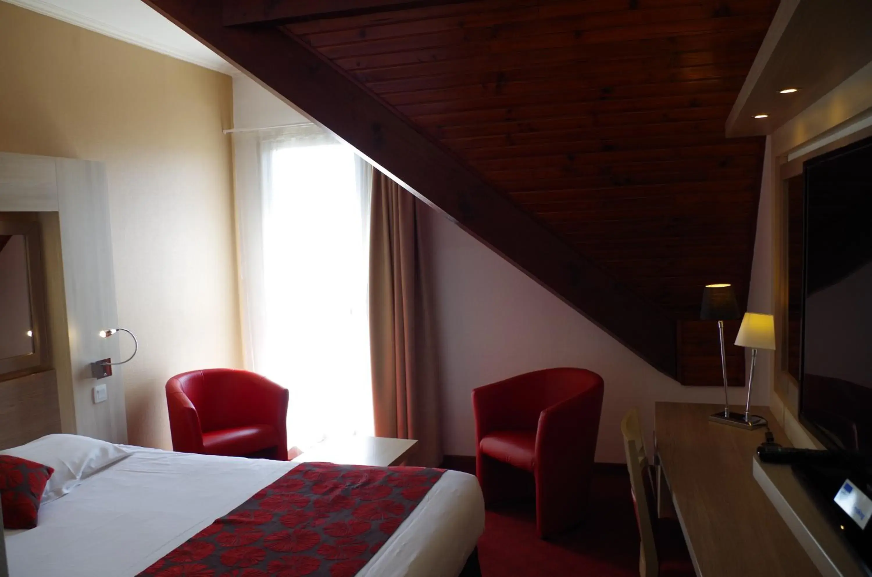 Photo of the whole room, Bed in The Originals Boutique, Hotel Aquilon, Saint-Nazaire (Inter-Hotel)