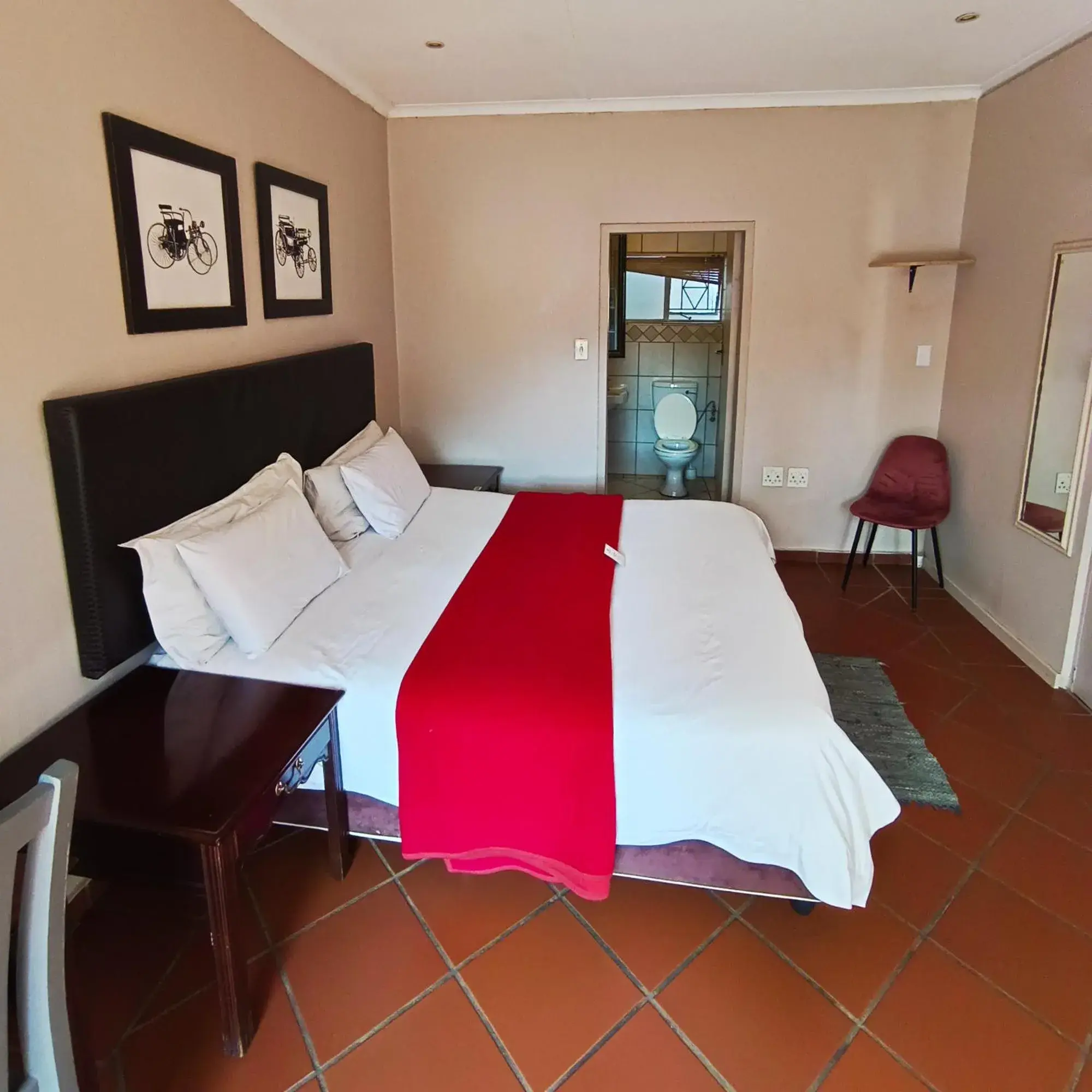 Photo of the whole room, Bed in The Wild Peach - Menlyn