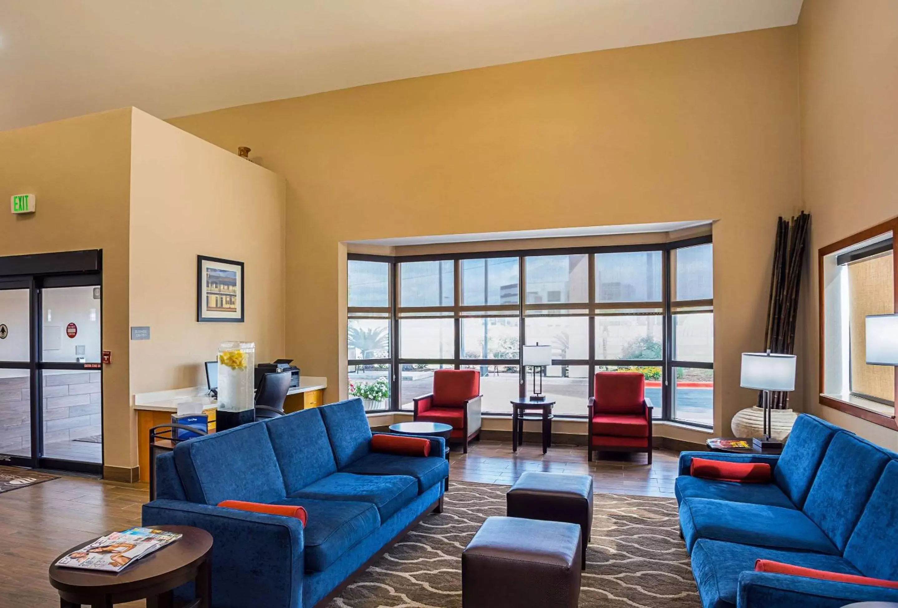 Lobby or reception, Seating Area in Comfort Inn University Area