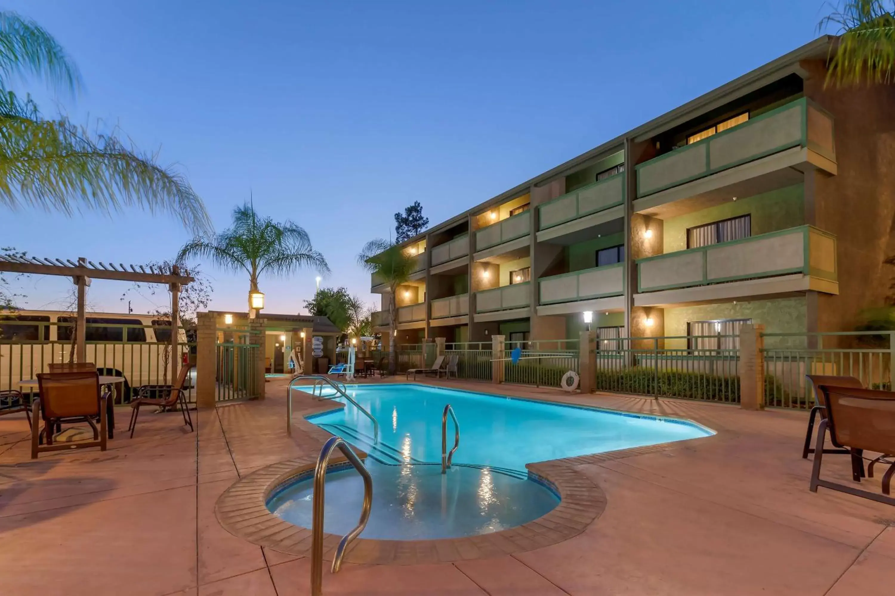 Pool view in Best Western Plus Forest Park Inn Pool view in Best Western Plus Forest Park Inn