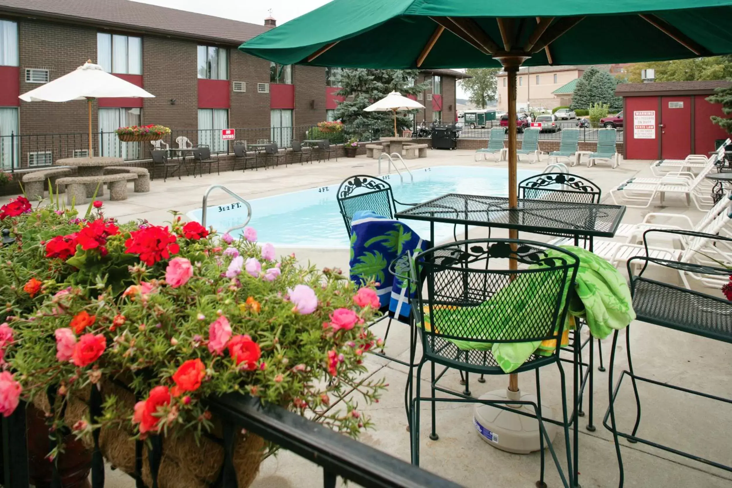 Patio, Swimming Pool in The Foothills Inn