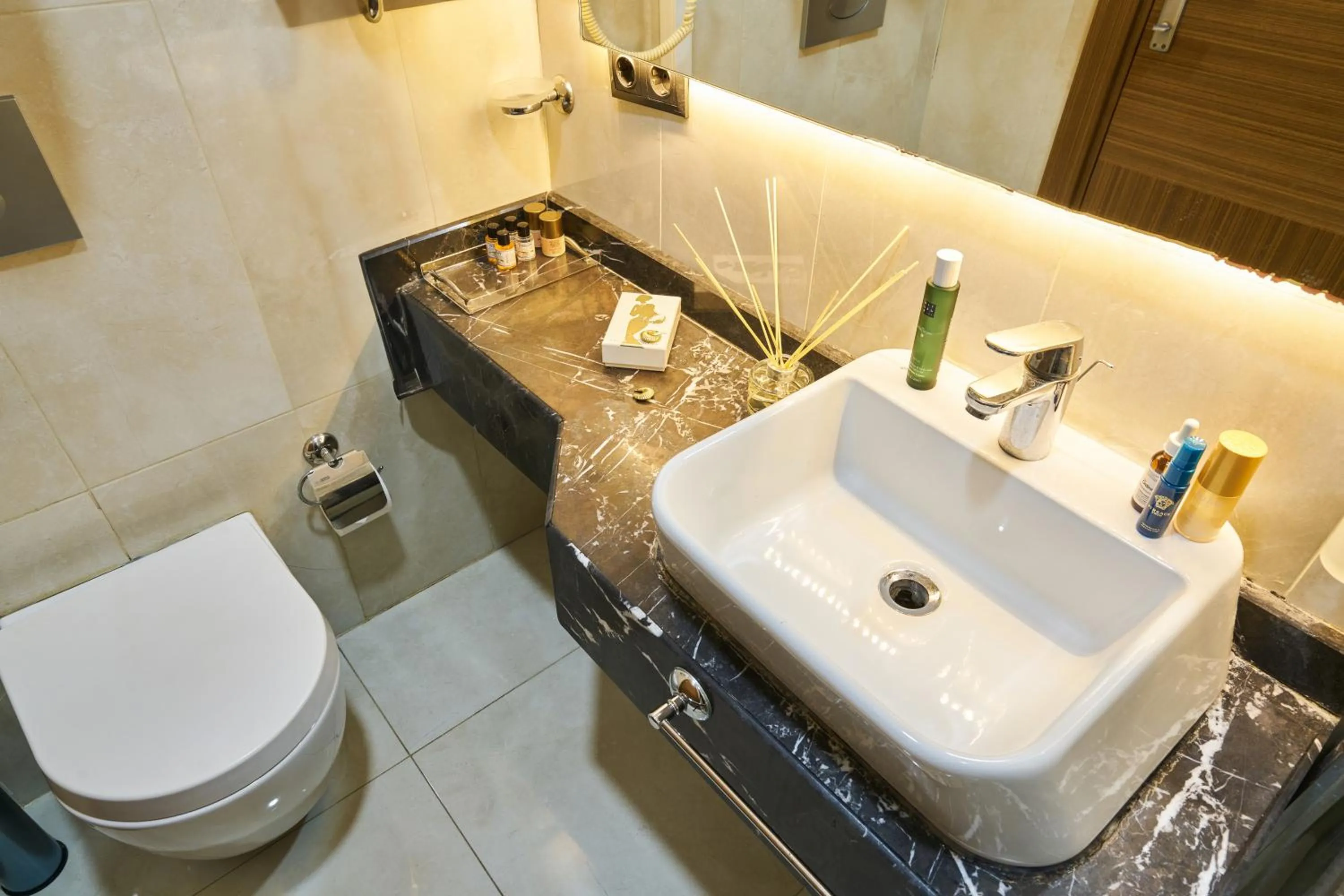 Toilet in Atro Hotel