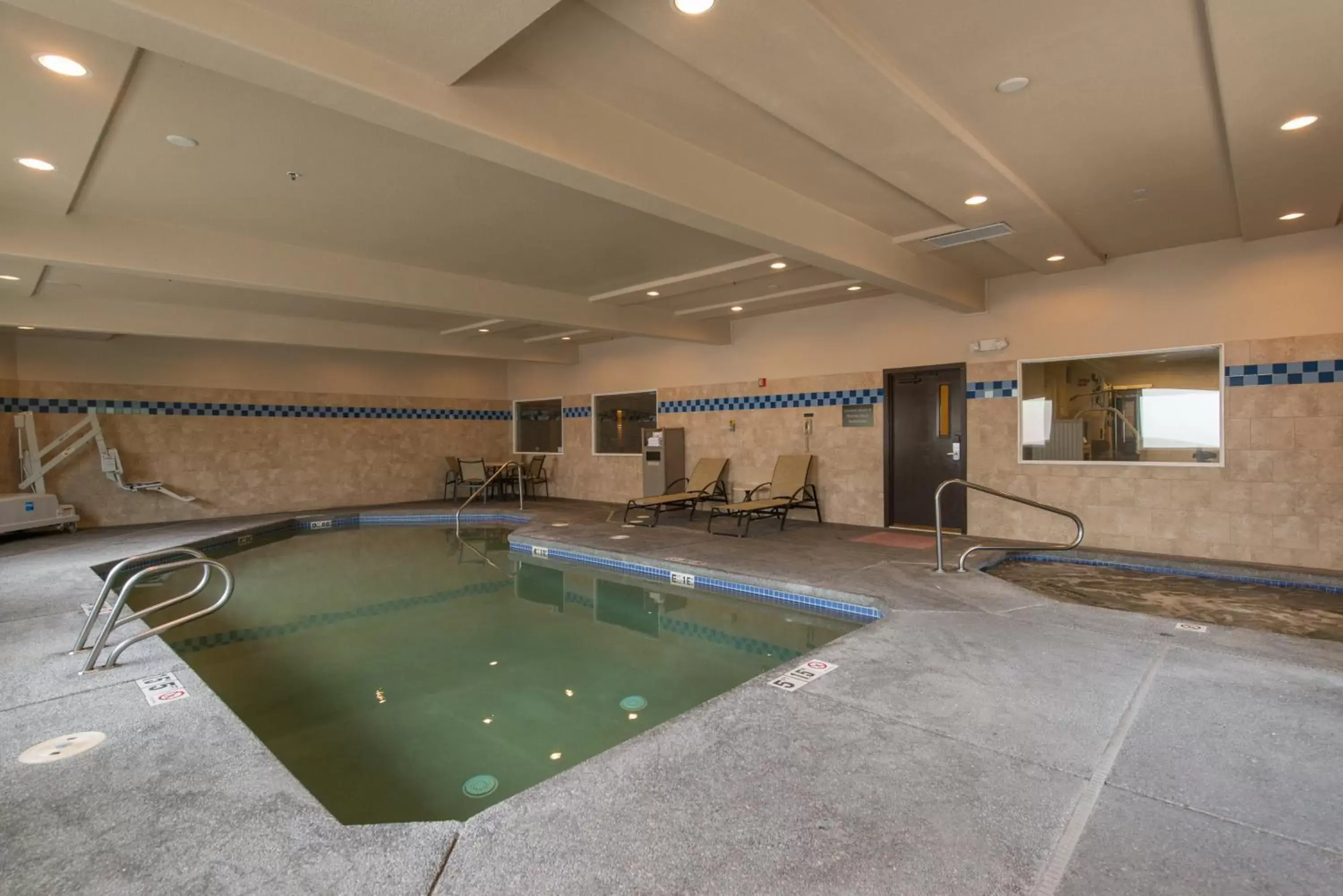Lobby or reception, Swimming Pool in Holiday Inn Express Portland East - Columbia Gorge, an IHG Hotel