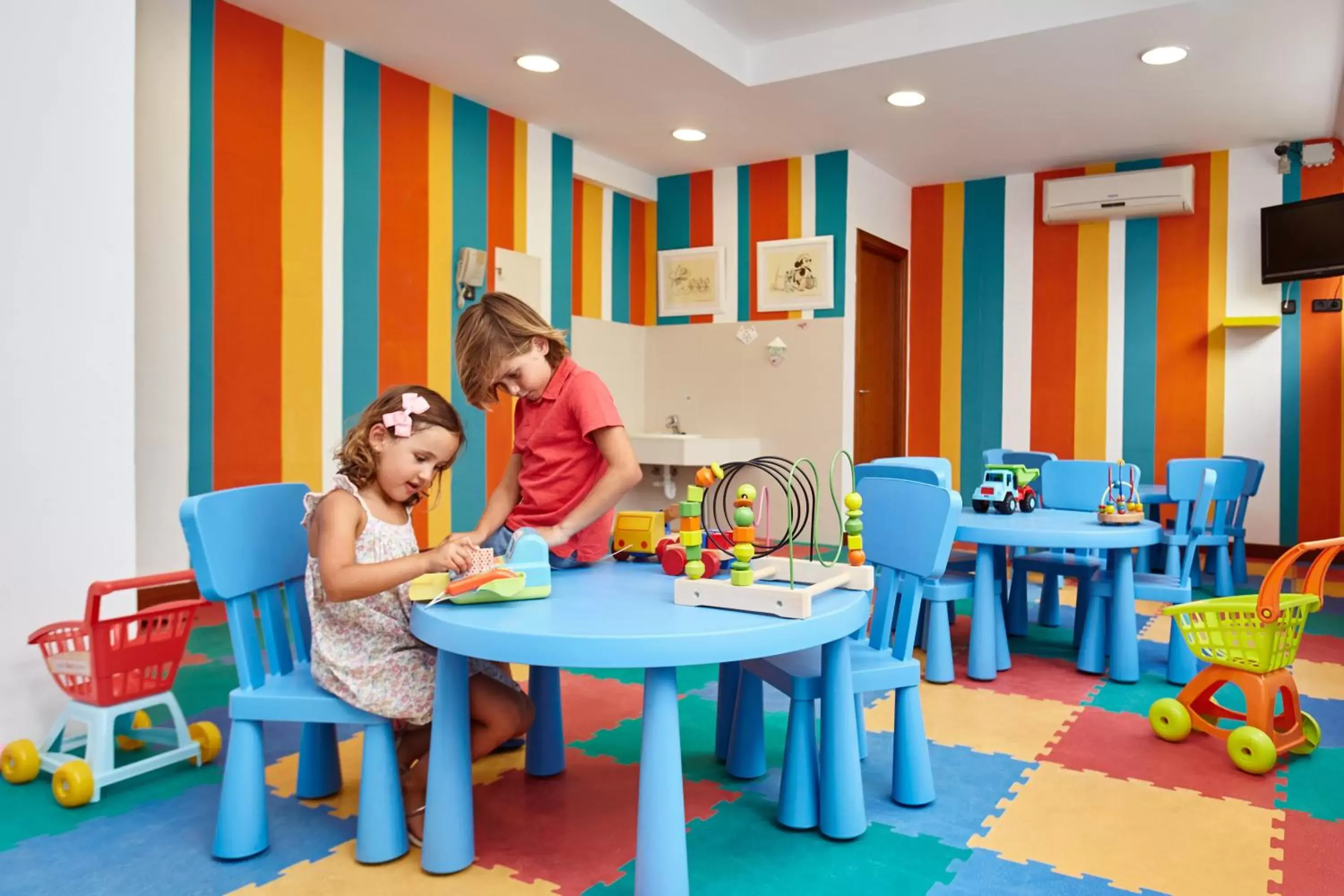 Kids's club, Kid's Club in Universal Hotel Marqués