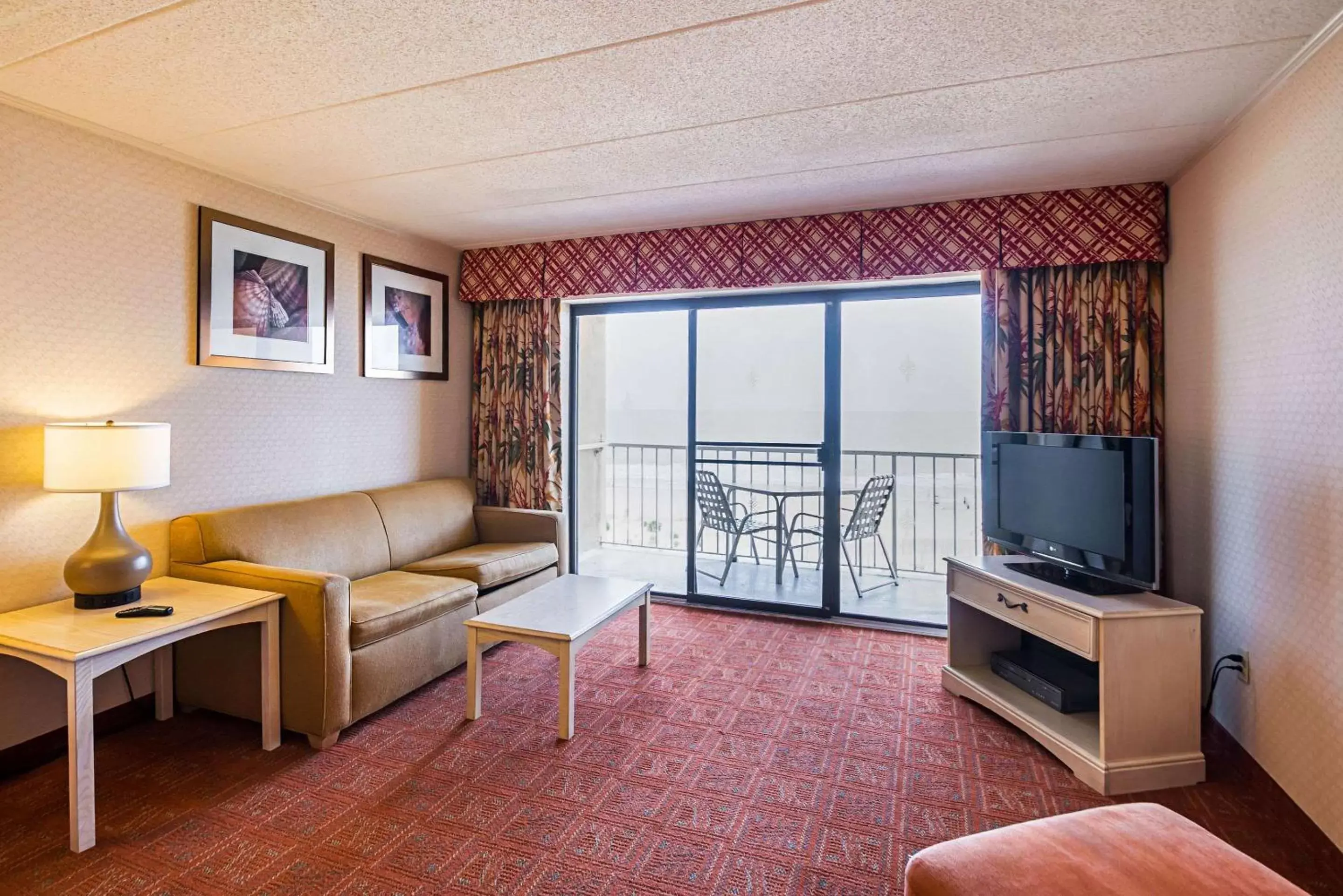 Photo of the whole room, Seating Area in Quality Inn Oceanfront