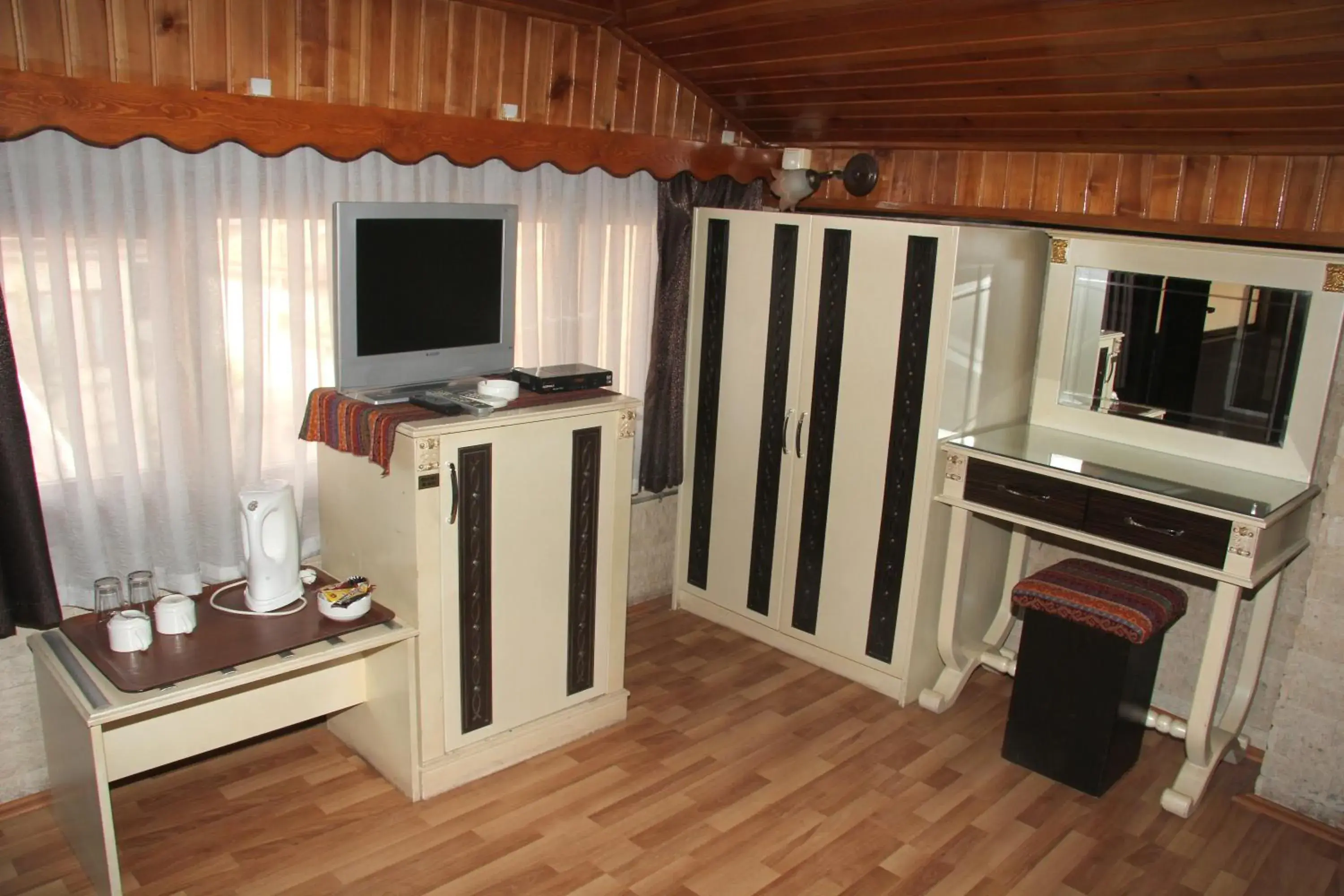 Coffee/tea facilities, TV/Entertainment Center in Zeynep Hanim Konagi