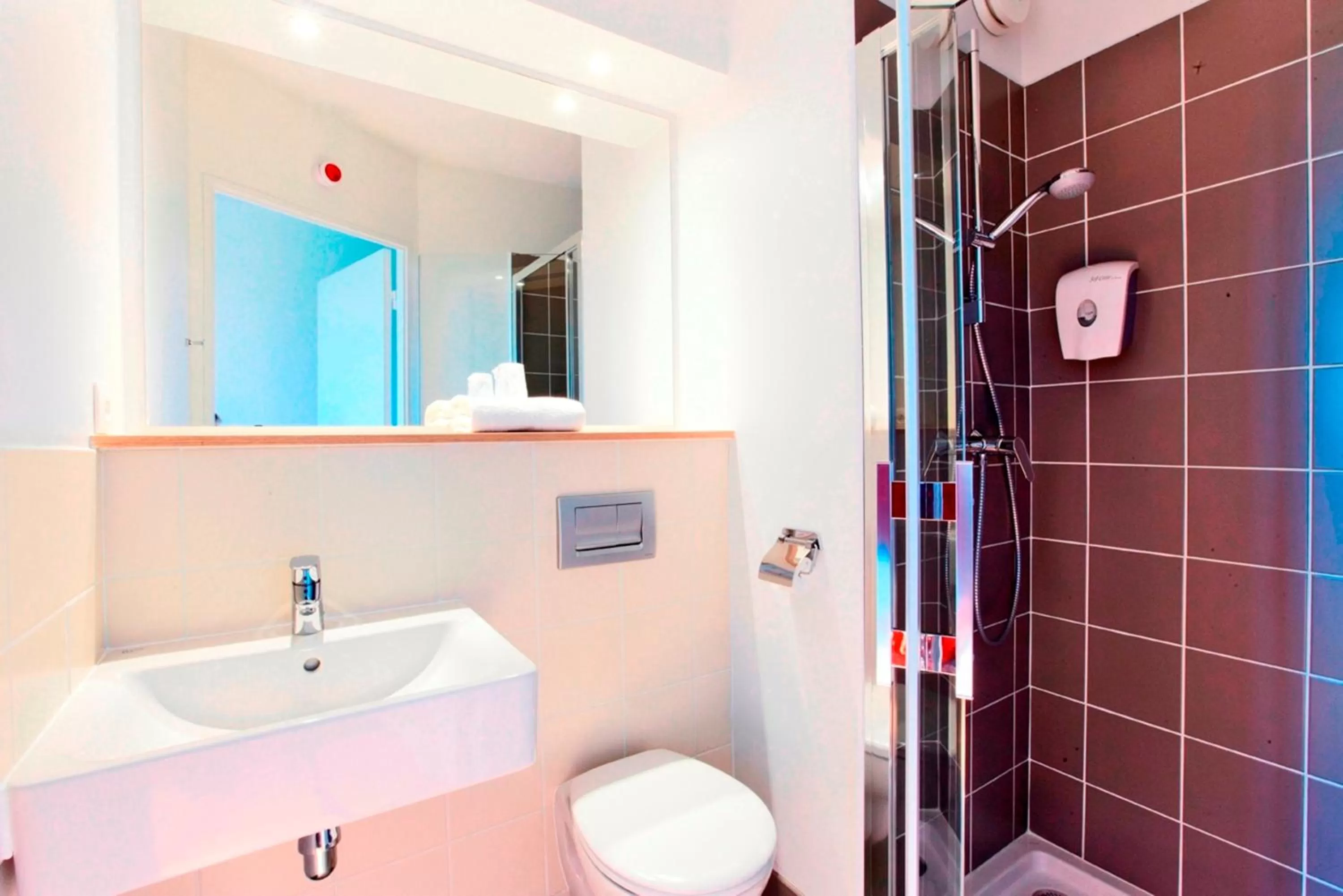 Bathroom in Premiere Classe Caen Nord - Mémorial