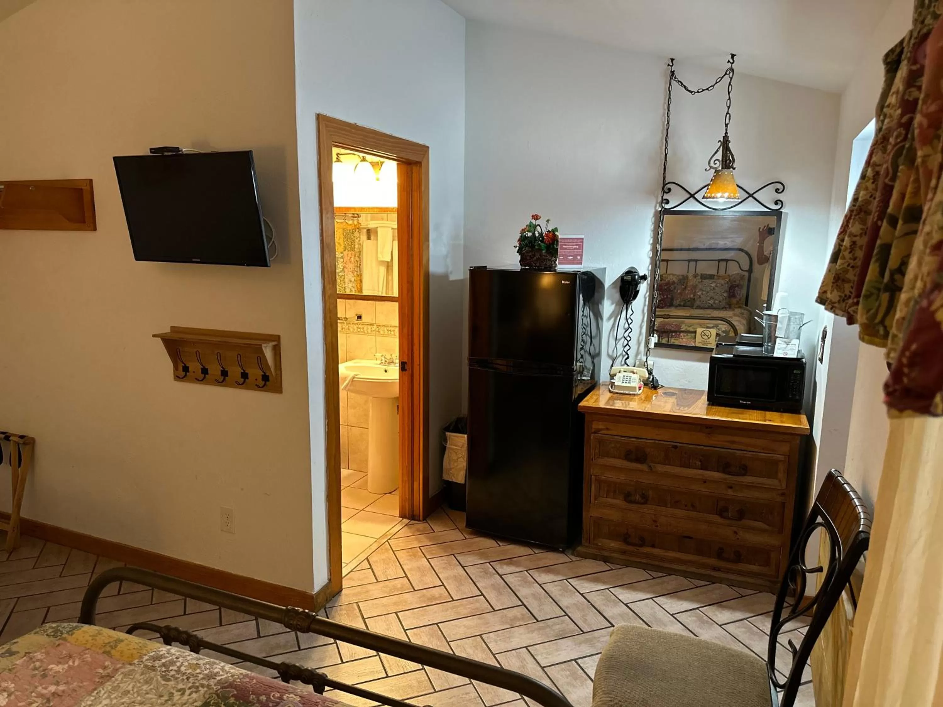 Kitchen or kitchenette, TV/Entertainment Center in Buffalo Chip's Ranch House Motel