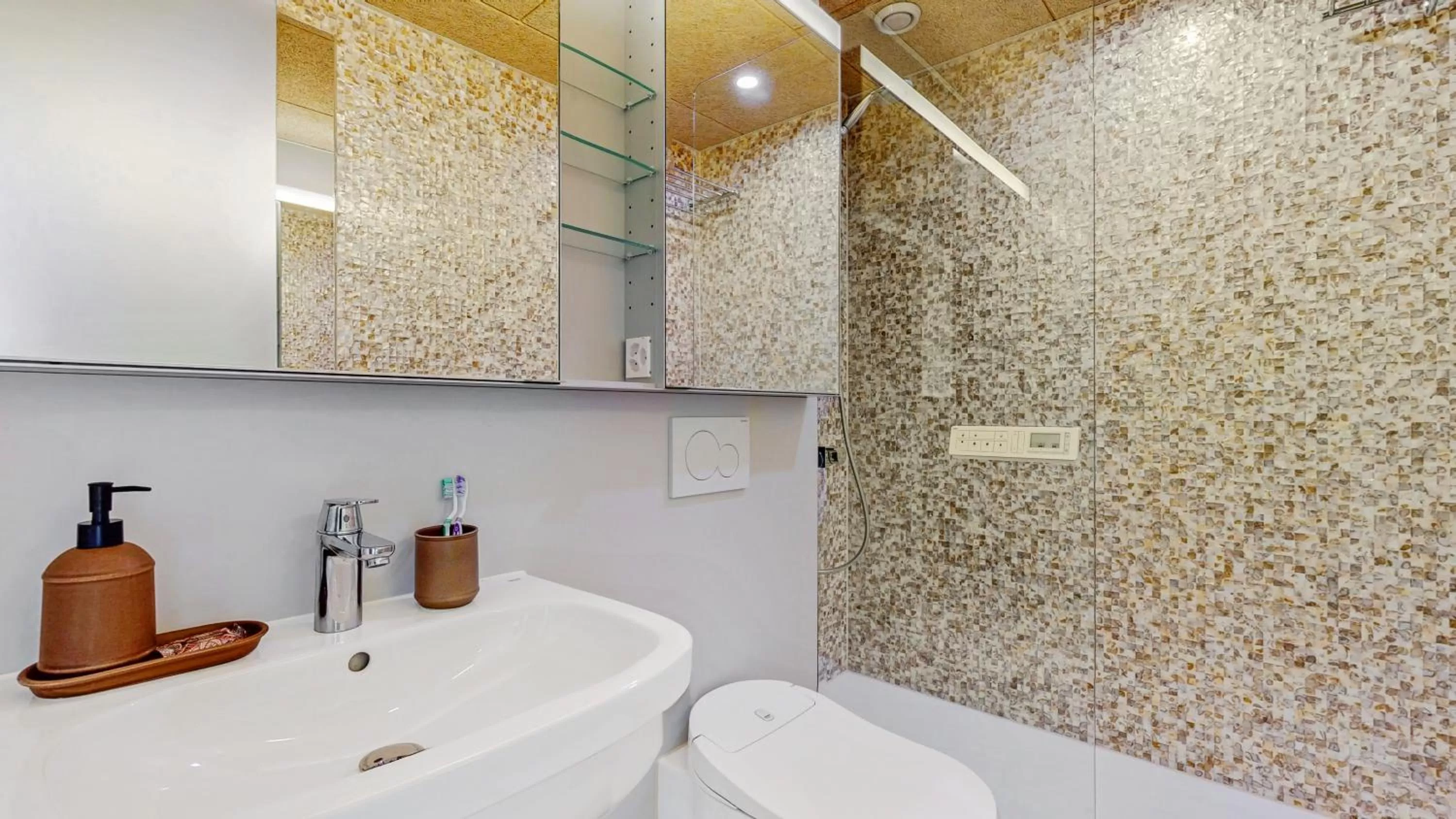 Bathroom in Evi's Home Hotel & Apartments