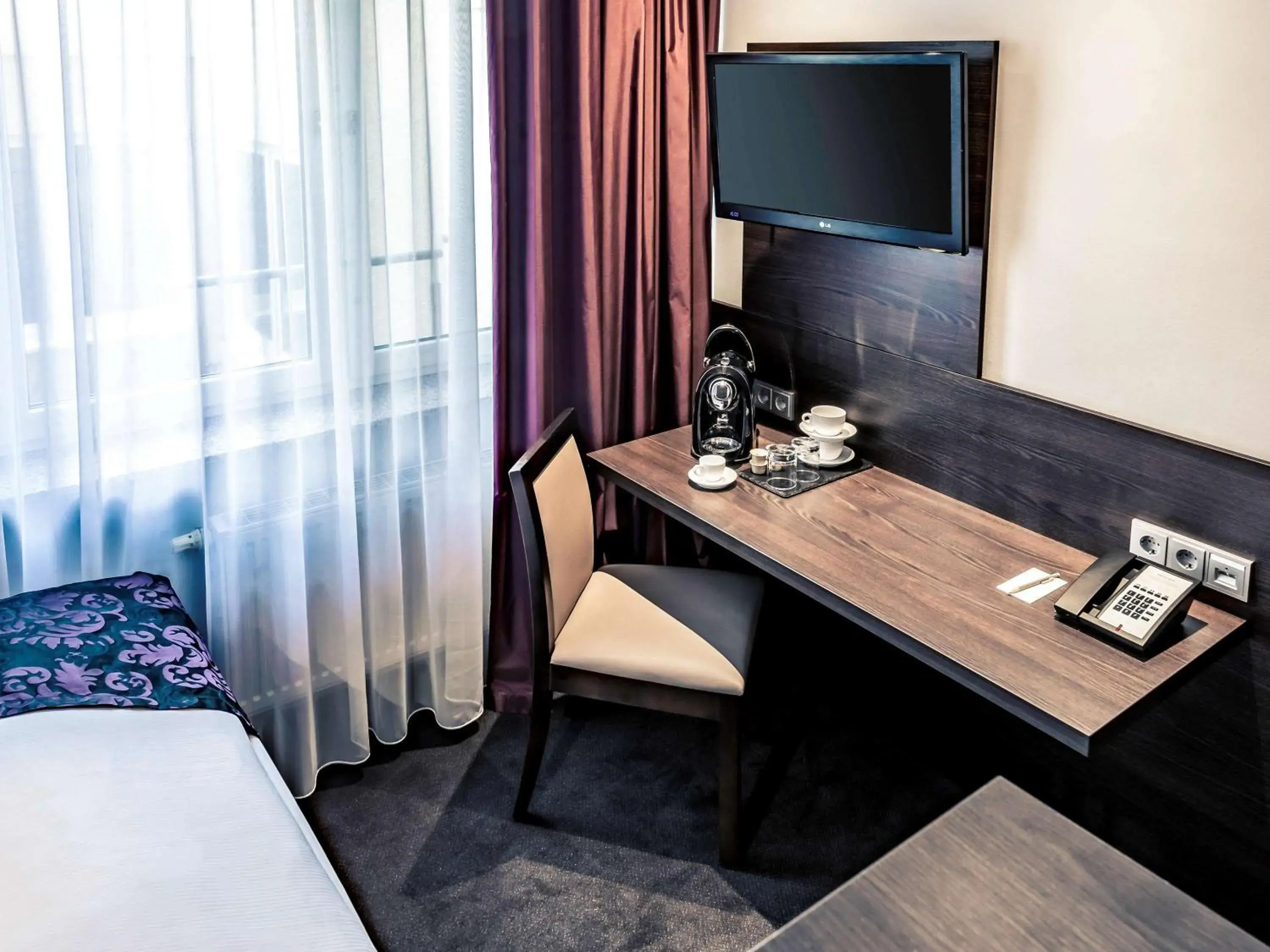 Photo of the whole room, TV/Entertainment Center in Mercure Frankfurt City Messe