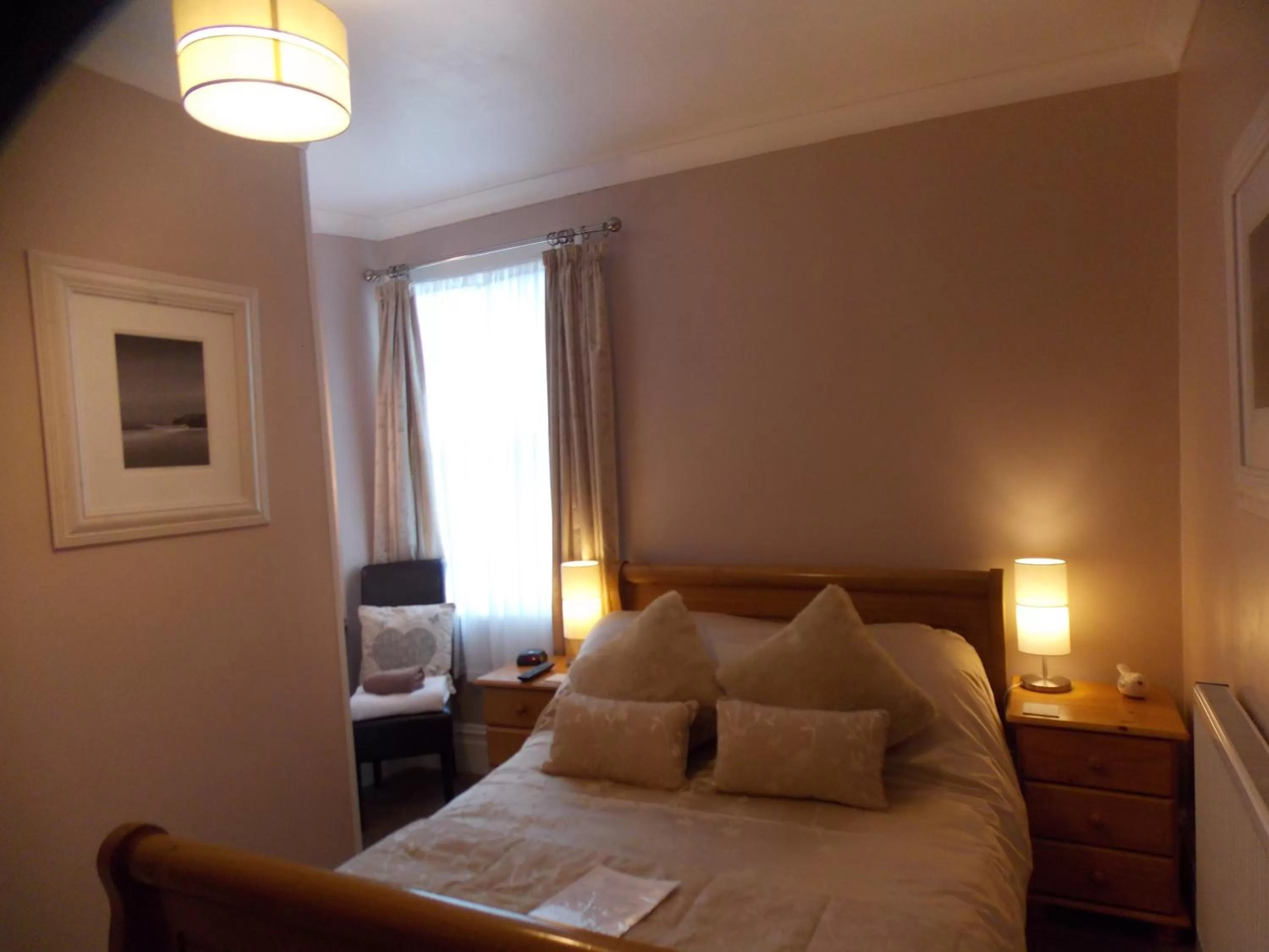 Bed in Chiverton House Guest Accommodation