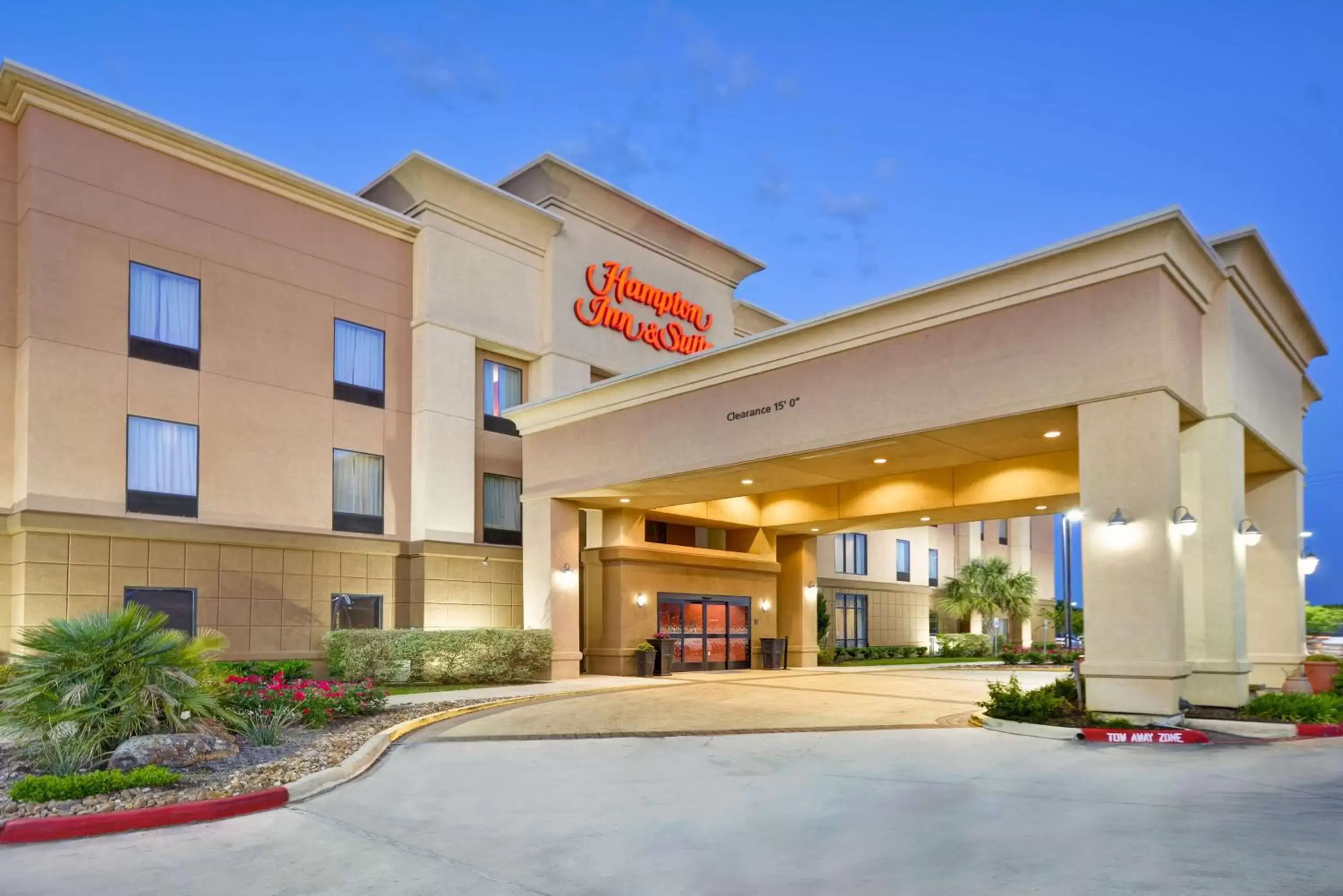 Bed, Property Building in Hampton Inn & Suites Brenham