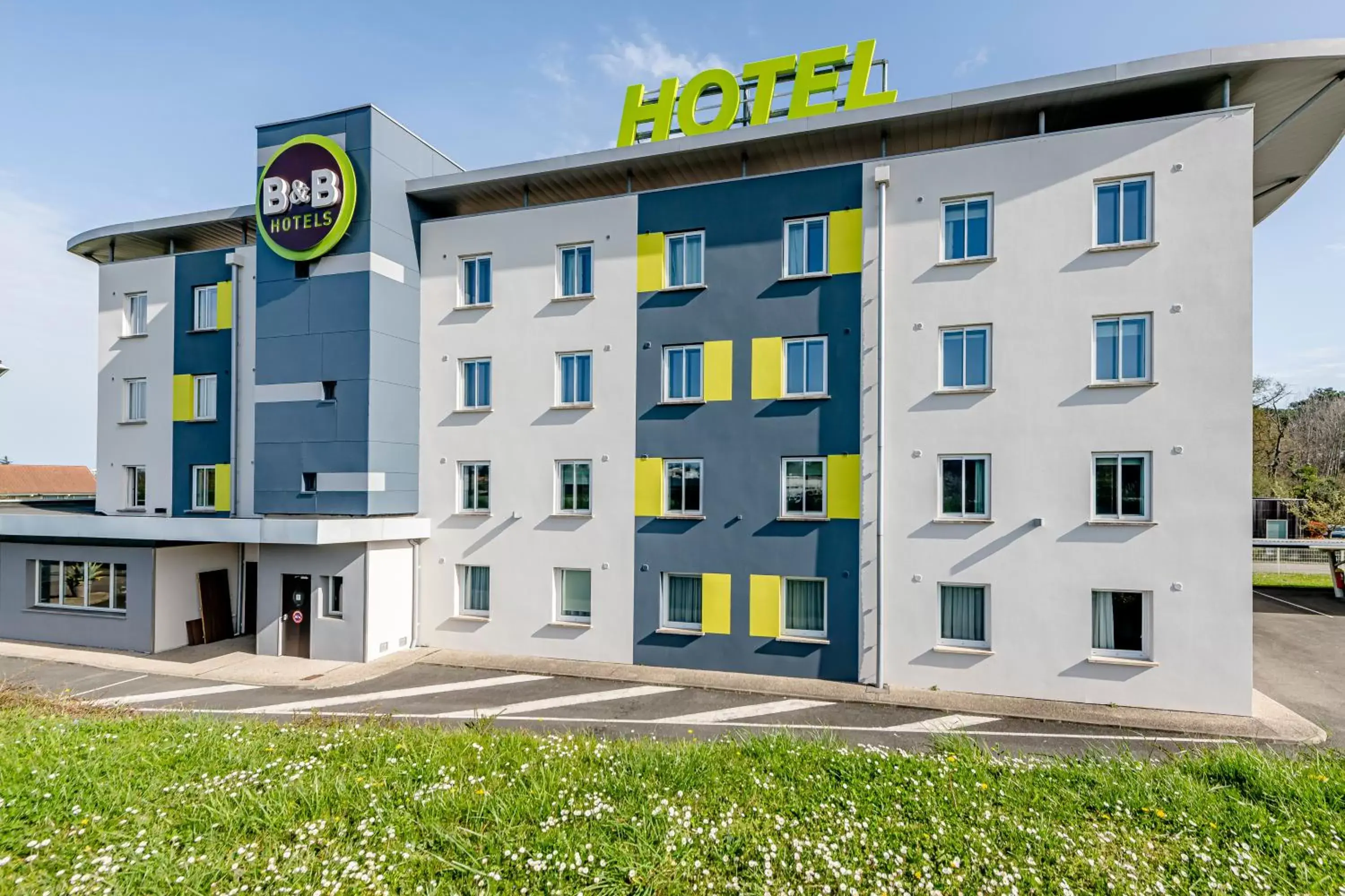 Facade/entrance, Property Building in B&B HOTEL Bordeaux Talence