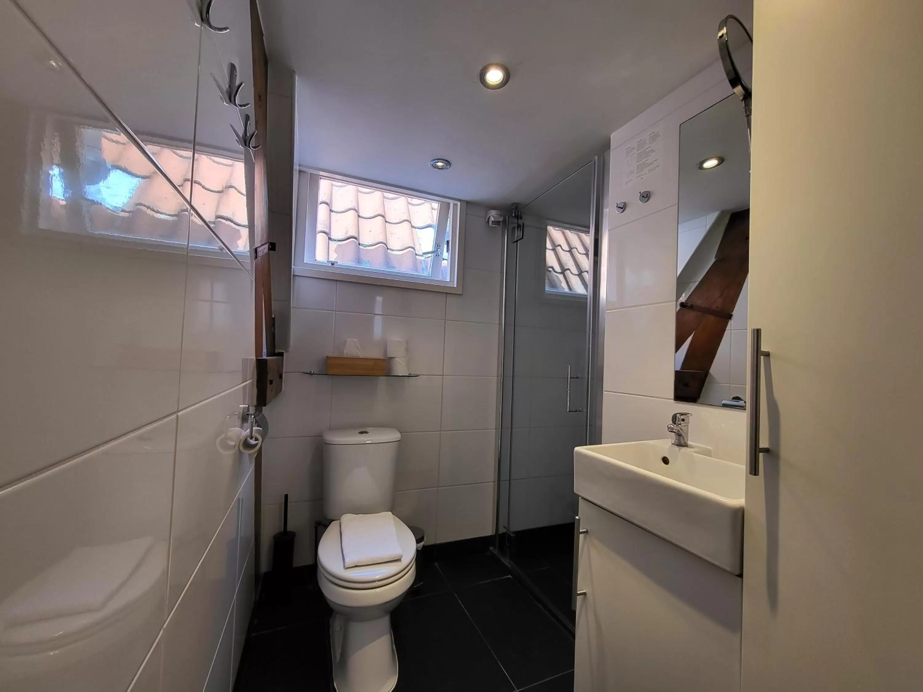 Bathroom in Huys van Leyden