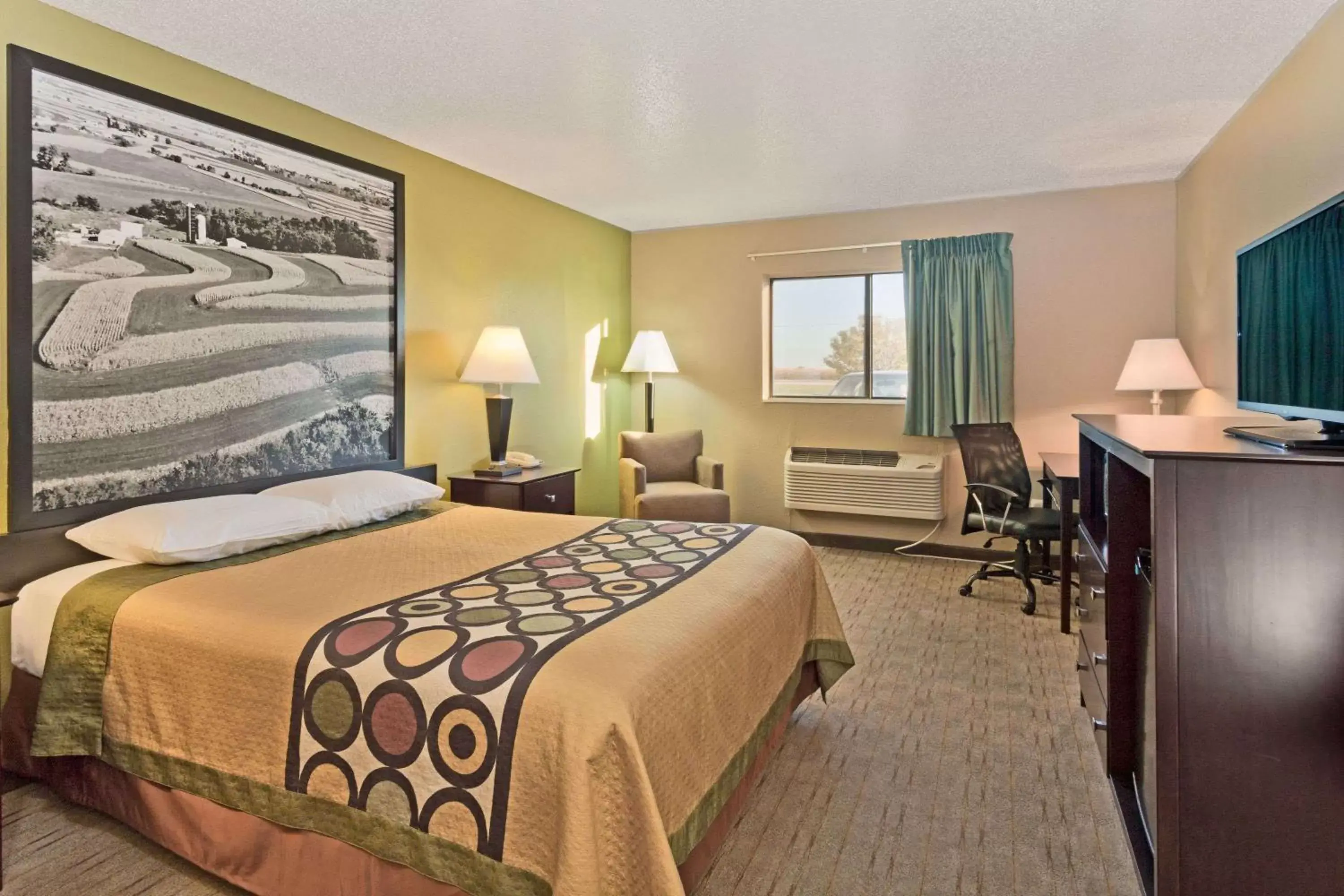 Queen Room - Non-Smoking in Super 8 by Wyndham Rochelle Queen Room - Non-Smoking in Super 8 by Wyndham Rochelle