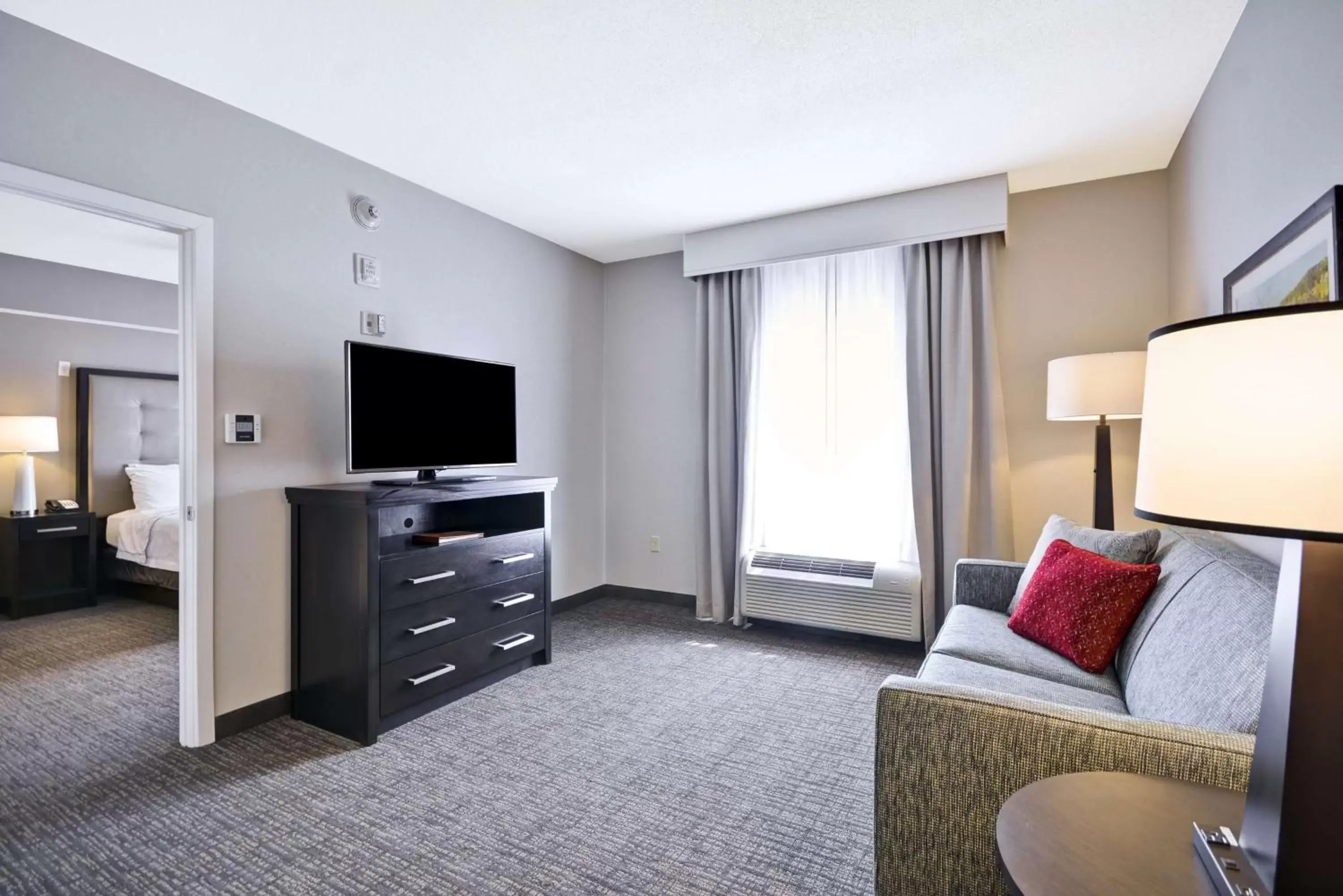 Bedroom, TV/Entertainment Center in The Homewood Suites by Hilton Ithaca