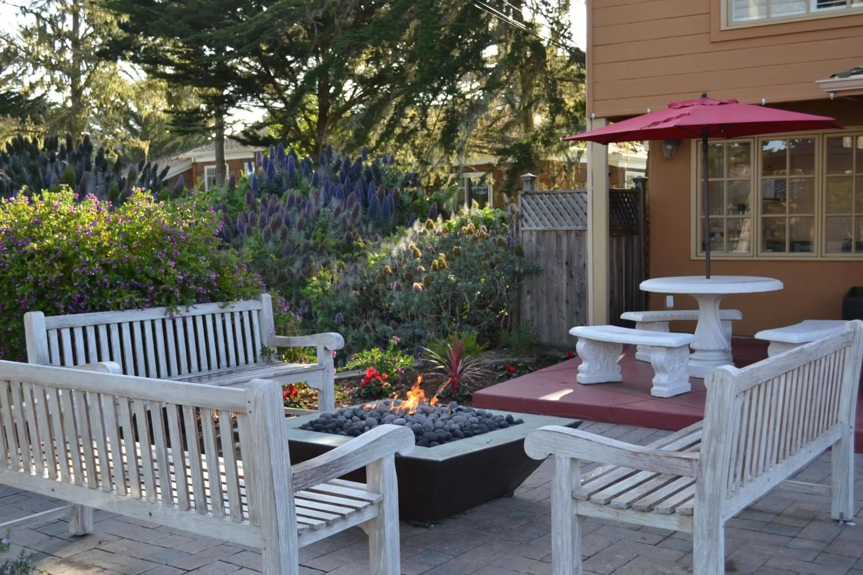 Patio, Lounge/Bar in Sunset Inn Pacific Grove