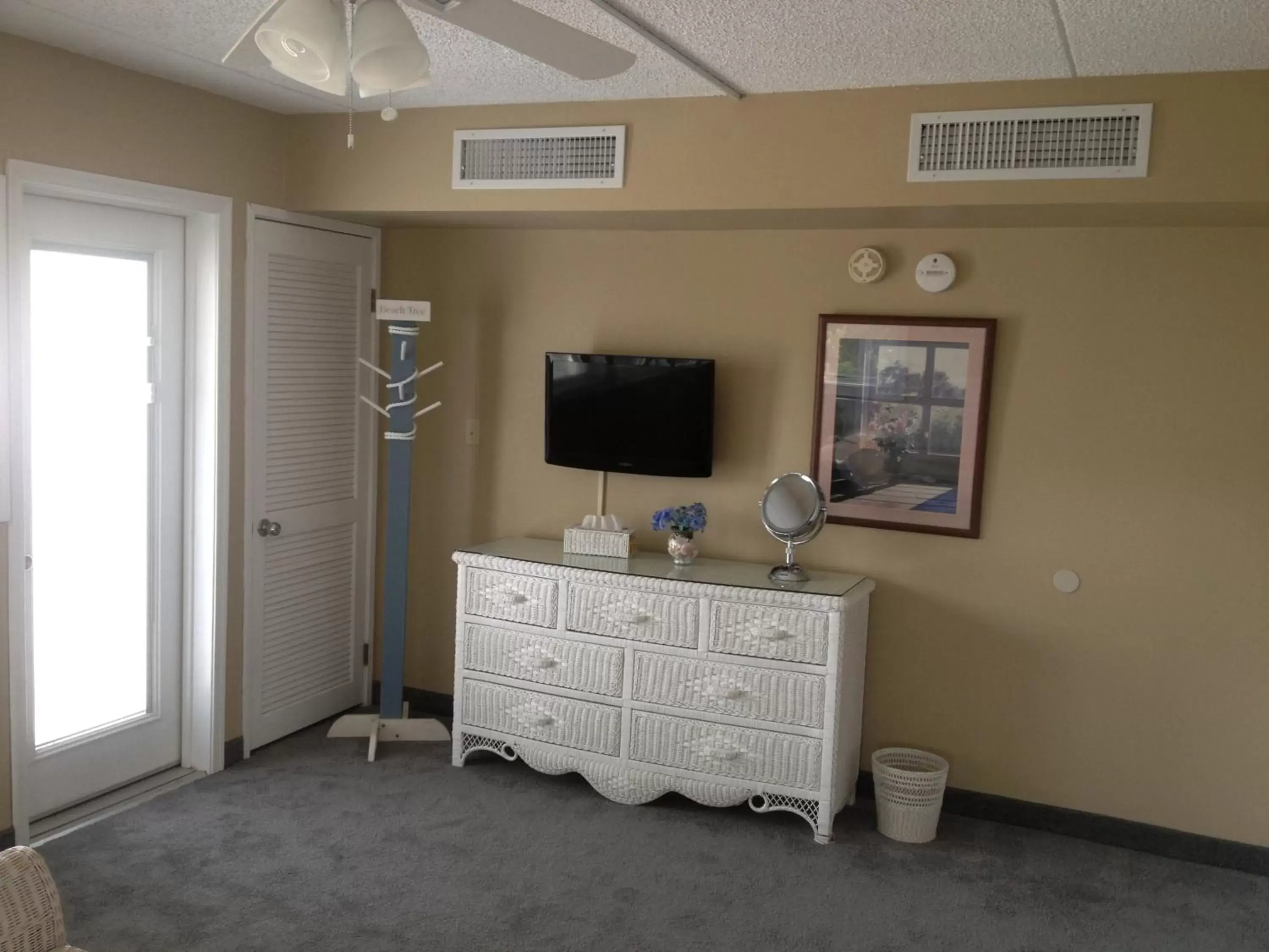 TV and multimedia, TV/Entertainment Center in Biscayne Suites